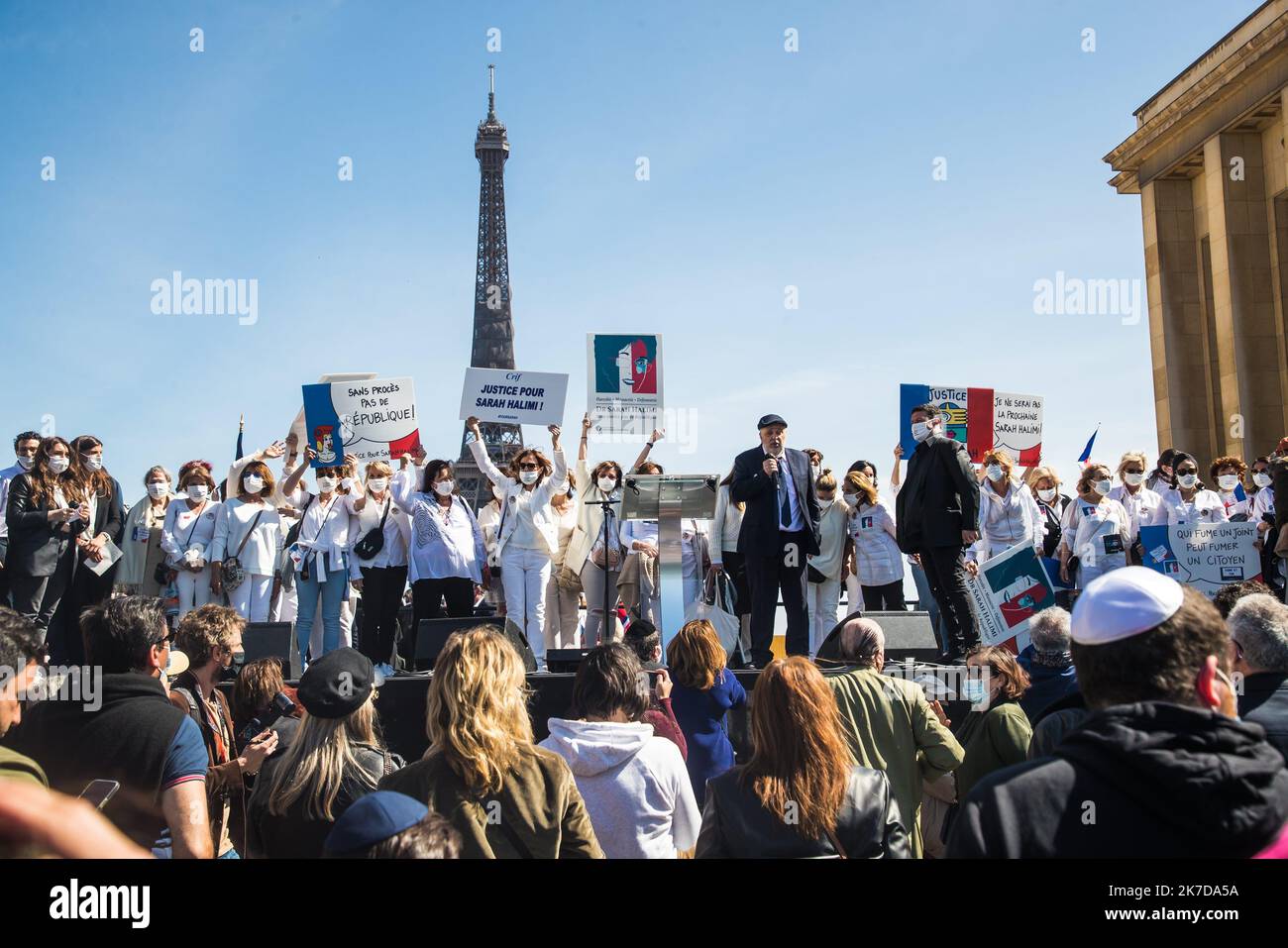 ©Christophe Petit Tesson/MAXPPP - 25/04/2021 ; PARIS ; FRANKREICH - Le frere de Sarah Halimi William Attal prend la parole pendant le rassemblement a la memoire de Sarah Halimi, une Francaise de confession juive assasinee en 2017, devant la Tour Eiffel sur la Place du Trocadero. La Cour de cassation a Statue que le meurtrier de Sarah Halimi n'etait pas penalement responsable et ne pouvait pas etre juge pour raisons medicales. Die Menschen versammeln sich zum Gedenken an Sarah Halimi, eine französische Frau jüdischen Glaubens, die 2017 getötet wurde. Diese Versammlung findet nach der Entscheidung des Kassationsgerichts statt Stockfoto