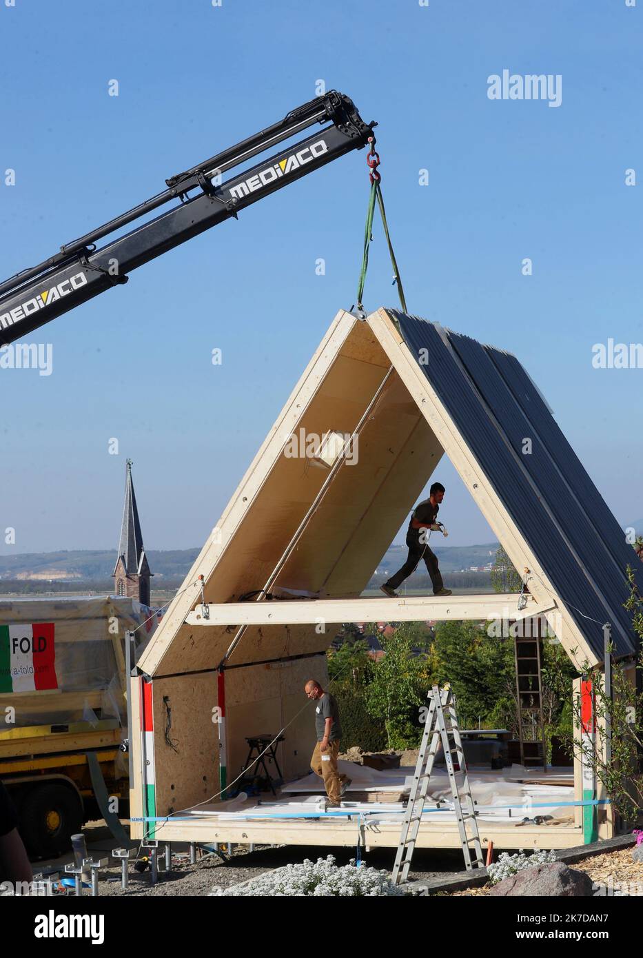 ©PHOTOPQR/L'ALSACE/Darek SZUSTER ; Blotzheim ; 27/04/2021 ; L'Installation de la première en Europe maison pliable sur le Terrain de Valérie Meyer à Blotzheim le 26 avril 2021. - Frankreich Installation des ersten klappbaren Hauses in Europa auf dem Gelände von Valérie Meyer in Blotzheim am 26. April 2021. Stockfoto