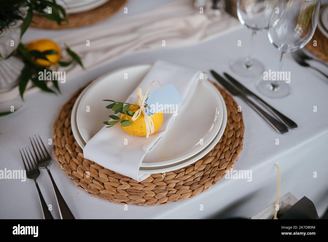 Festlicher Tisch auf der Hochzeitsfeier mit Zitronenarrangements dekoriert Stockfoto