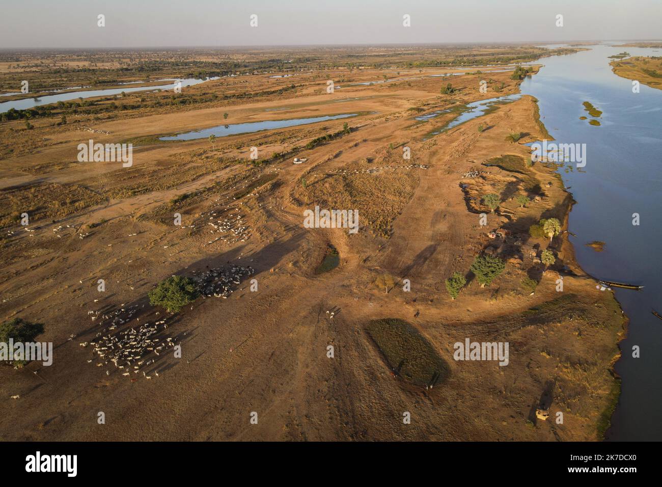 ©Nicolas Remene / Le Pictorium/MAXPPP - Nicolas Remene / Le Pictorium - 3/1/2021 - Mali / Segou / Segou - Vue eyrienne sur le Fleuve Niger a Segou, Mali. / 3/1/2021 - Mali / Segou / Segou - Luftaufnahme des Niger in Segou, Mali. Stockfoto