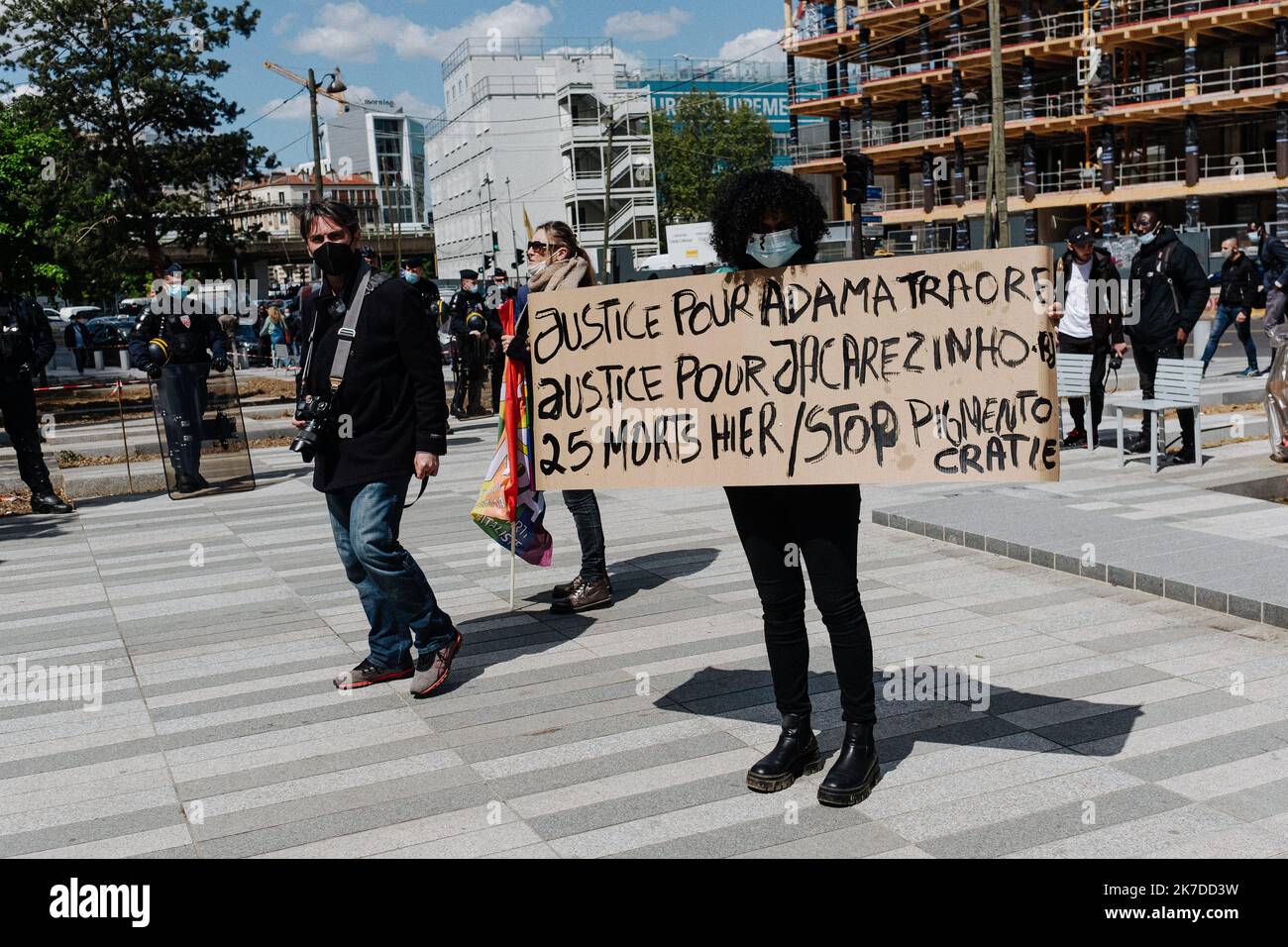 ©Jan Schmidt-Whitley/Le Pictorium/MAXPPP - Jan Schmidt-Whitley/Le Pictorium - Frankreich / Paris / Paris - 200 A 300 Sympathisants du comite Adama Traore se sont rassembles devant le Palais de Justice de Paris, porte de Clichy a l'Appel de Assa Traore afin de lui manifester son soutien alors qu'elle est attaquee en diffamation par les gendarmes qu'elle accuse, dans une tribune publiee sur Facebook, d'etre responsables de la mort de son frere, Adama Traore, decede apres une interpellation. ASSA Traore a pris brievement la parole devant la Presse et des sympathizants avant de rejoindre le Tribunal e Stockfoto