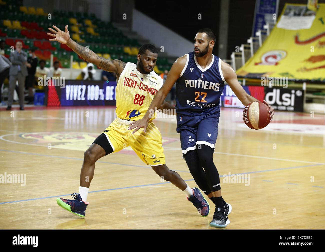 Thierry Larret/Maxppp. Basket Pro B: JA Vichy Clermont Metropole vs Poitiers Basket 86. Le 11 Mai 2021, Palais des Sports Pierre Coulon, Vichy (03). Mathis KEITA (POI) Stockfoto