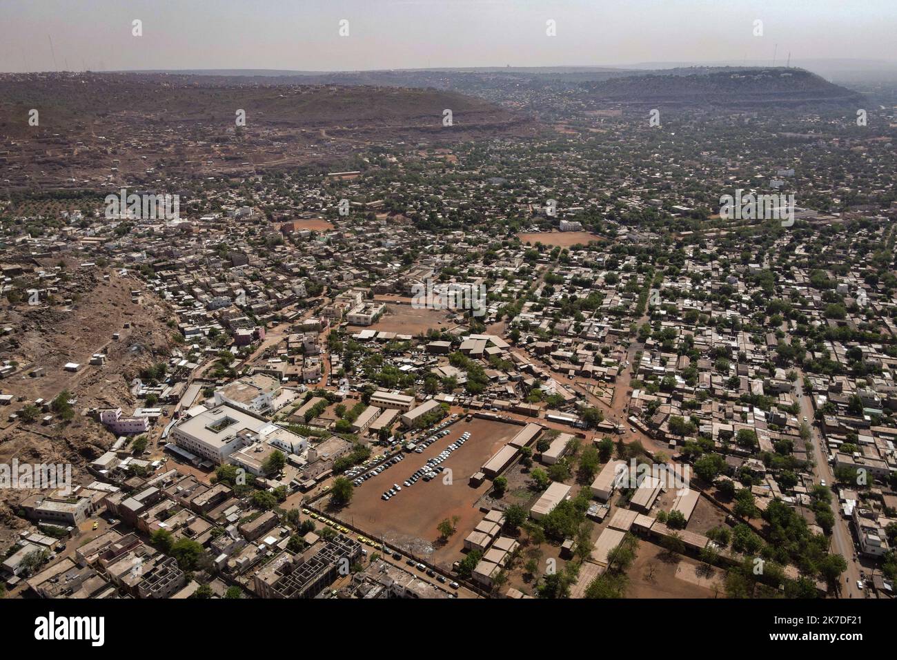 ©Nicolas Remene / Le Pictorium/MAXPPP - Nicolas Remene / Le Pictorium - 11/5/2021 - Mali / District de Bamako / Bamako - Vue eyrienne de Bamako depuis la colline de Lassa. La capitale malienne possede la plus grande croissance urbaine de tout le continent, un veritable defi d'urbanisme concernant les Plans d'Extension de la ville en peine essor.. / 11/5/2021 - Mali / Bamako District / Bamako - Luftaufnahme von Bamako vom Lassa Hill. Die malische Hauptstadt hat das größte städtische Wachstum auf dem Kontinent, eine echte städtebauliche Herausforderung für die Expansionspläne der Stadt. Stockfoto