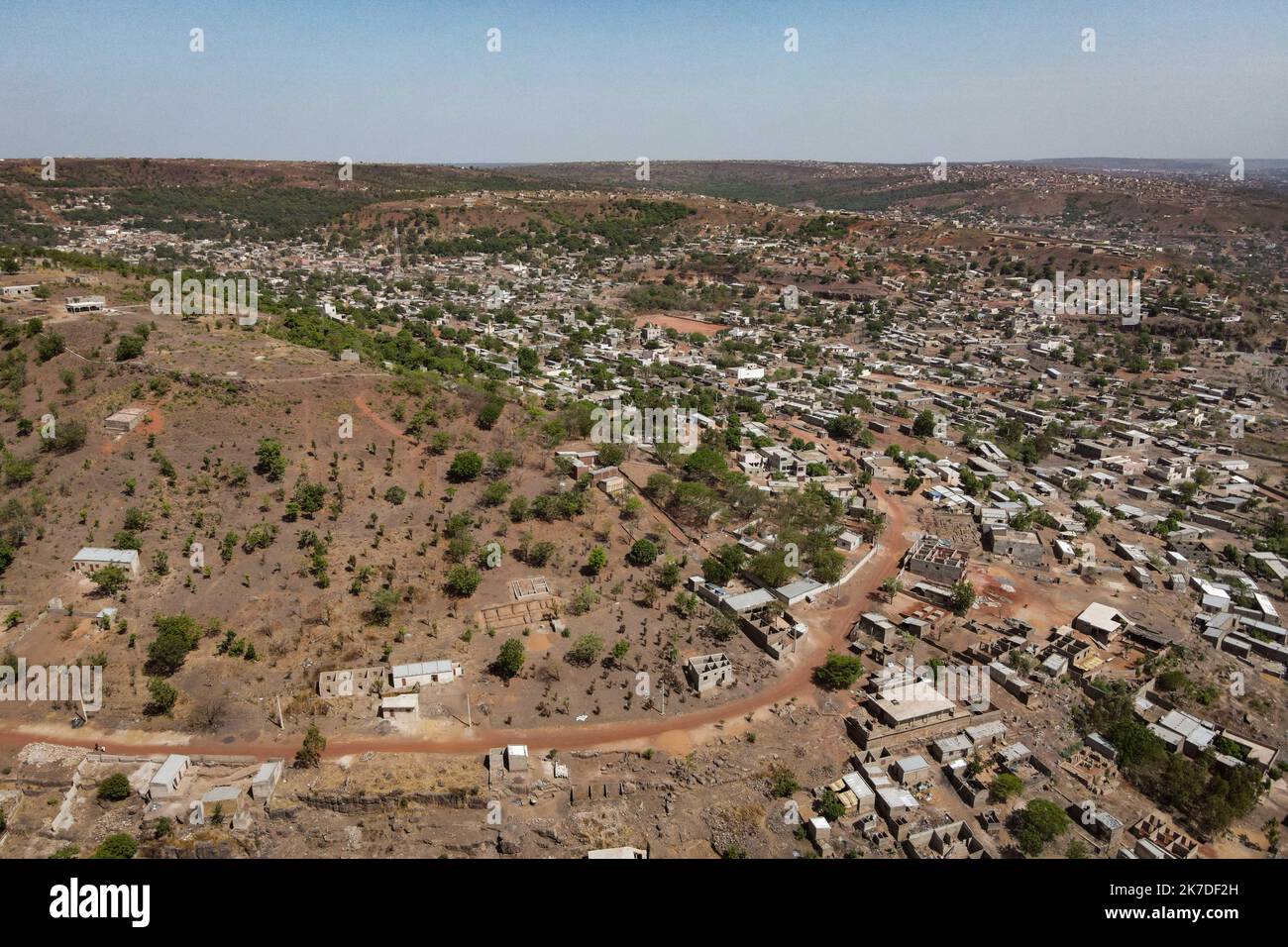 ©Nicolas Remene / Le Pictorium/MAXPPP - Nicolas Remene / Le Pictorium - 11/5/2021 - Mali / District de Bamako / Bamako - Vue eyrienne de Bamako depuis la colline de Lassa. La capitale malienne possede la plus grande croissance urbaine de tout le continent, un veritable defi d'urbanisme concernant les Plans d'Extension de la ville en peine essor.. / 11/5/2021 - Mali / Bamako District / Bamako - Luftaufnahme von Bamako vom Lassa Hill. Die malische Hauptstadt hat das größte städtische Wachstum auf dem Kontinent, eine echte städtebauliche Herausforderung für die Expansionspläne der Stadt. Stockfoto
