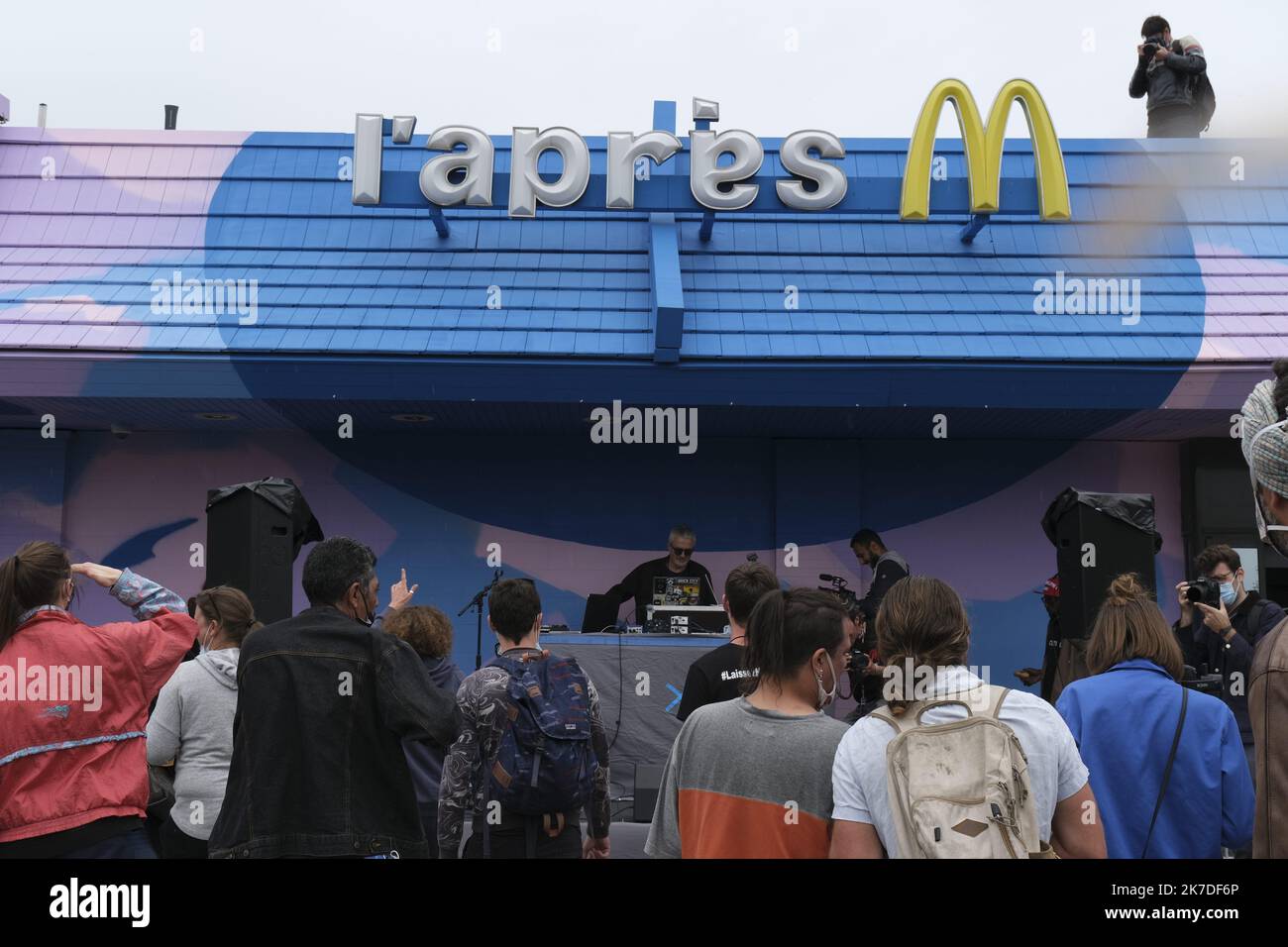 ©Naemie Bourtin / Le Pictorium/MAXPPP - Naemie Bourtin / Le Pictorium - 15/5/2021 - Frankreich / Bouches-du-Rhone / Marseille - L'apres M est un MacDonald transforme en lieu de Distribution de nourriture. CE lieu est l'embleme d'une lutte syndicale dans le secteur de la Restauration rapide pour lutter contre la precarite Social. Manifestation de soutien pour lancer une SCI: La part du peuple / 15/5/2021 - Frankreich / Bouches-du-Rhone / Marseille - das After M ist ein MacDonald's, der in einen Ort der Lebensmittelverteilung verwandelt wurde. Dieser Ort ist das Emblem eines gewerkschaftlichen Kampfes im Fast-Food-Sektor, um einen zu bekämpfen Stockfoto