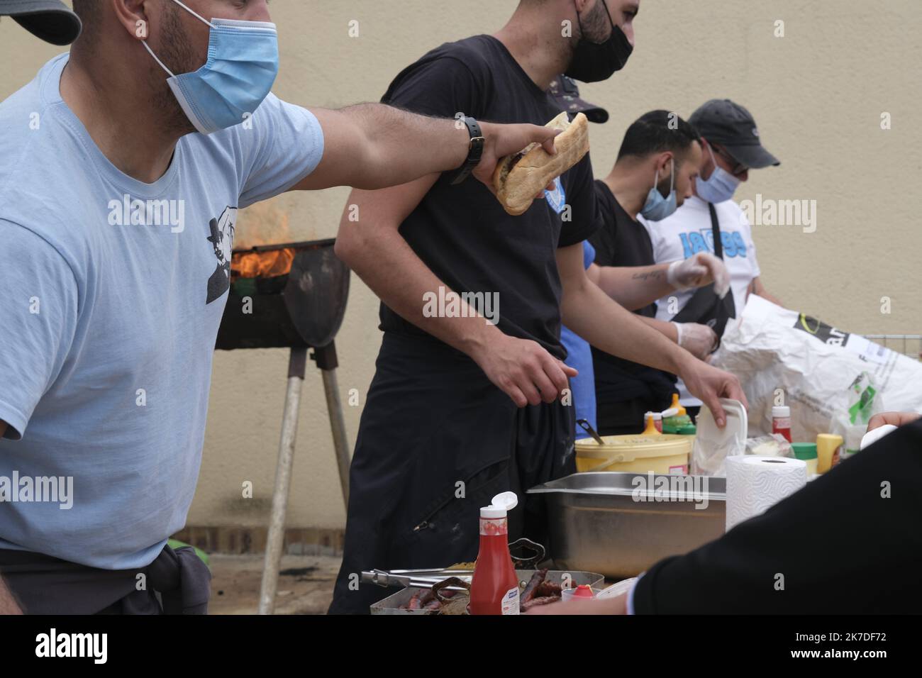©Naemie Bourtin / Le Pictorium/MAXPPP - Naemie Bourtin / Le Pictorium - 15/5/2021 - Frankreich / Bouches-du-Rhone / Marseille - L'apres M est un MacDonald transforme en lieu de Distribution de nourriture. CE lieu est l'embleme d'une lutte syndicale dans le secteur de la Restauration rapide pour lutter contre la precarite Social. Manifestation de soutien pour lancer une SCI: La part du peuple / 15/5/2021 - Frankreich / Bouches-du-Rhone / Marseille - das After M ist ein MacDonald's, der in einen Ort der Lebensmittelverteilung verwandelt wurde. Dieser Ort ist das Emblem eines gewerkschaftlichen Kampfes im Fast-Food-Sektor, um einen zu bekämpfen Stockfoto
