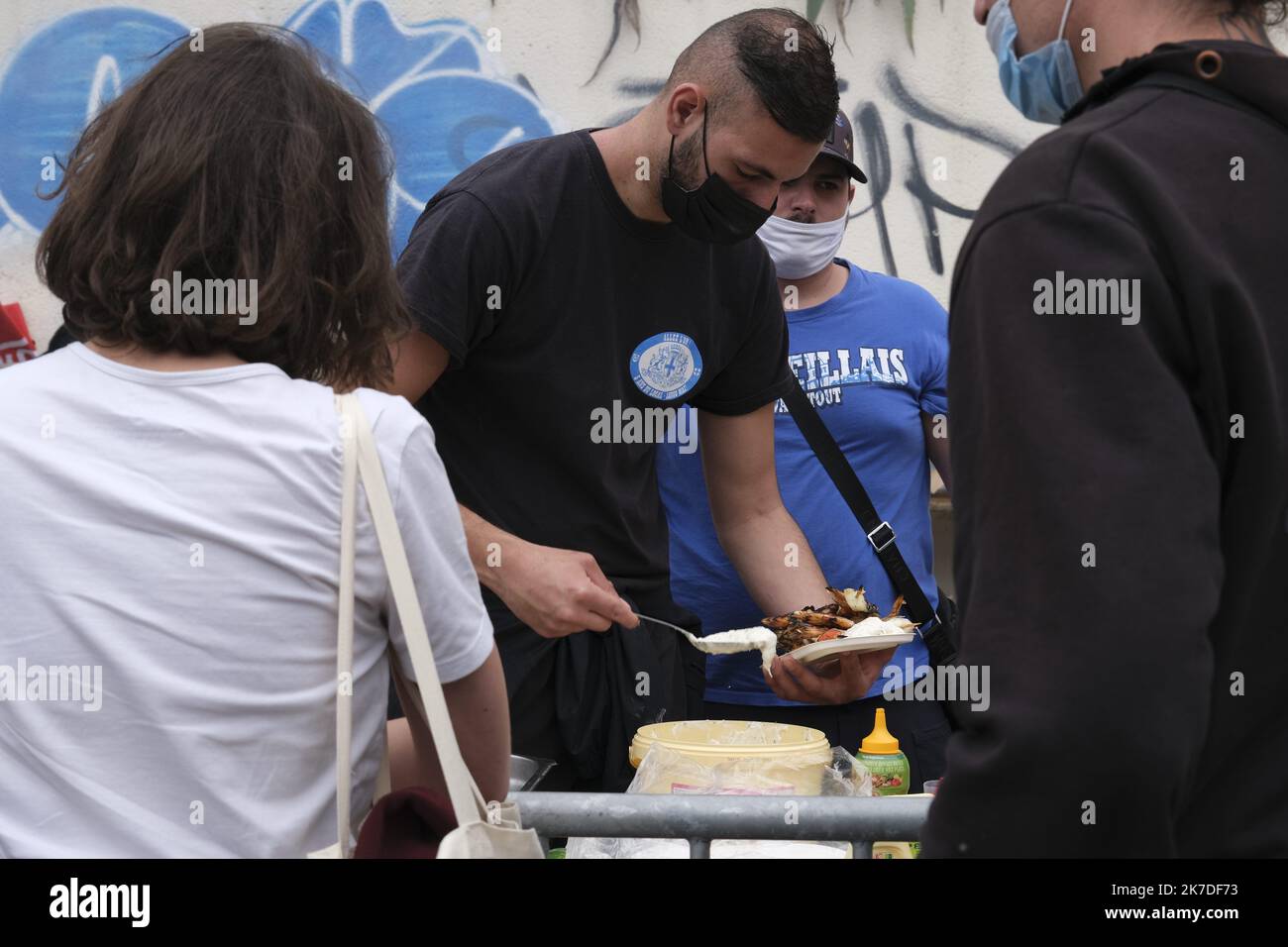 ©Naemie Bourtin / Le Pictorium/MAXPPP - Naemie Bourtin / Le Pictorium - 15/5/2021 - Frankreich / Bouches-du-Rhone / Marseille - L'apres M est un MacDonald transforme en lieu de Distribution de nourriture. CE lieu est l'embleme d'une lutte syndicale dans le secteur de la Restauration rapide pour lutter contre la precarite Social. Manifestation de soutien pour lancer une SCI: La part du peuple / 15/5/2021 - Frankreich / Bouches-du-Rhone / Marseille - das After M ist ein MacDonald's, der in einen Ort der Lebensmittelverteilung verwandelt wurde. Dieser Ort ist das Emblem eines gewerkschaftlichen Kampfes im Fast-Food-Sektor, um einen zu bekämpfen Stockfoto