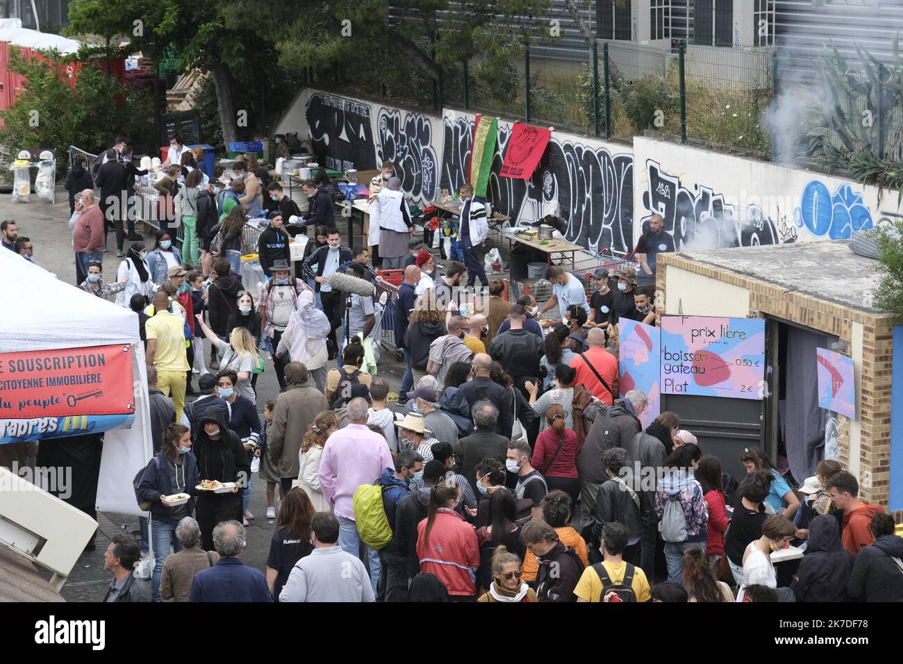 ©Naemie Bourtin / Le Pictorium/MAXPPP - Naemie Bourtin / Le Pictorium - 15/5/2021 - Frankreich / Bouches-du-Rhone / Marseille - L'apres M est un MacDonald transforme en lieu de Distribution de nourriture. CE lieu est l'embleme d'une lutte syndicale dans le secteur de la Restauration rapide pour lutter contre la precarite Social. Manifestation de soutien pour lancer une SCI: La part du peuple / 15/5/2021 - Frankreich / Bouches-du-Rhone / Marseille - das After M ist ein MacDonald's, der in einen Ort der Lebensmittelverteilung verwandelt wurde. Dieser Ort ist das Emblem eines gewerkschaftlichen Kampfes im Fast-Food-Sektor, um einen zu bekämpfen Stockfoto