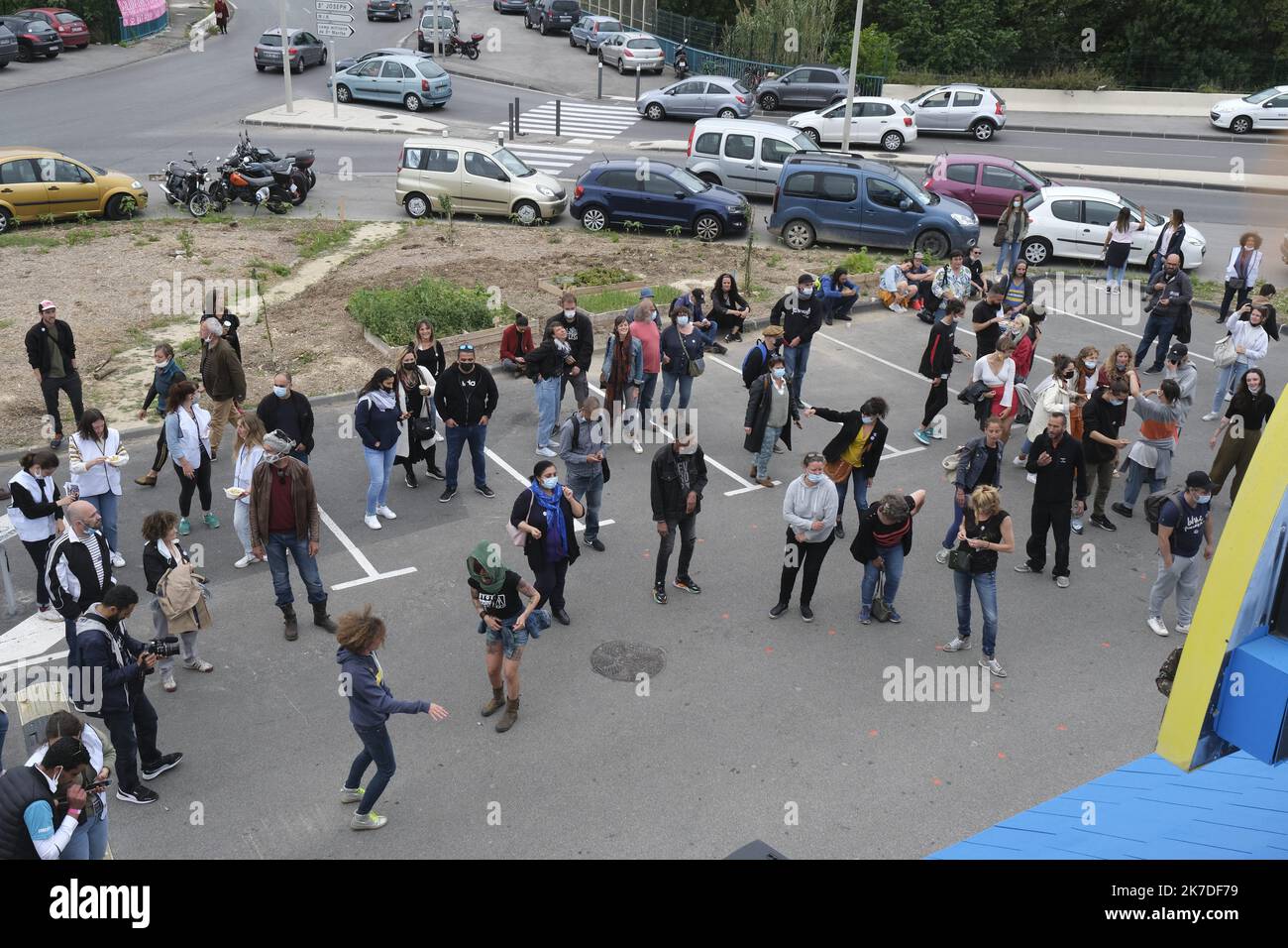 ©Naemie Bourtin / Le Pictorium/MAXPPP - Naemie Bourtin / Le Pictorium - 15/5/2021 - Frankreich / Bouches-du-Rhone / Marseille - L'apres M est un MacDonald transforme en lieu de Distribution de nourriture. CE lieu est l'embleme d'une lutte syndicale dans le secteur de la Restauration rapide pour lutter contre la precarite Social. Manifestation de soutien pour lancer une SCI: La part du peuple / 15/5/2021 - Frankreich / Bouches-du-Rhone / Marseille - das After M ist ein MacDonald's, der in einen Ort der Lebensmittelverteilung verwandelt wurde. Dieser Ort ist das Emblem eines gewerkschaftlichen Kampfes im Fast-Food-Sektor, um einen zu bekämpfen Stockfoto