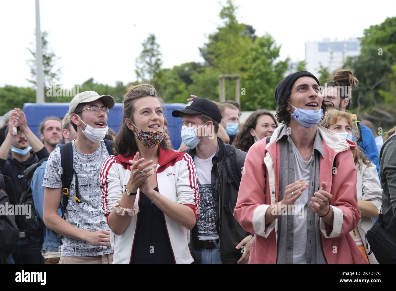 ©Naemie Bourtin / Le Pictorium/MAXPPP - Naemie Bourtin / Le Pictorium - 15/5/2021 - Frankreich / Bouches-du-Rhone / Marseille - L'apres M est un MacDonald transforme en lieu de Distribution de nourriture. CE lieu est l'embleme d'une lutte syndicale dans le secteur de la Restauration rapide pour lutter contre la precarite Social. Manifestation de soutien pour lancer une SCI: La part du peuple / 15/5/2021 - Frankreich / Bouches-du-Rhone / Marseille - das After M ist ein MacDonald's, der in einen Ort der Lebensmittelverteilung verwandelt wurde. Dieser Ort ist das Emblem eines gewerkschaftlichen Kampfes im Fast-Food-Sektor, um einen zu bekämpfen Stockfoto