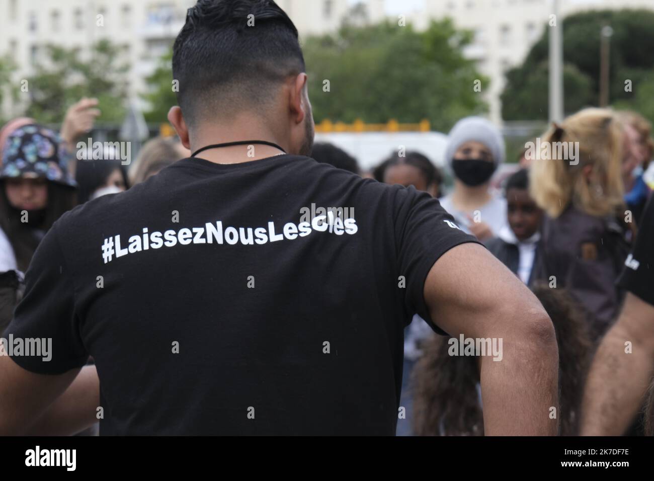 ©Naemie Bourtin / Le Pictorium/MAXPPP - Naemie Bourtin / Le Pictorium - 15/5/2021 - Frankreich / Bouches-du-Rhone / Marseille - L'apres M est un MacDonald transforme en lieu de Distribution de nourriture. CE lieu est l'embleme d'une lutte syndicale dans le secteur de la Restauration rapide pour lutter contre la precarite Social. Manifestation de soutien pour lancer une SCI: La part du peuple / 15/5/2021 - Frankreich / Bouches-du-Rhone / Marseille - das After M ist ein MacDonald's, der in einen Ort der Lebensmittelverteilung verwandelt wurde. Dieser Ort ist das Emblem eines gewerkschaftlichen Kampfes im Fast-Food-Sektor, um einen zu bekämpfen Stockfoto