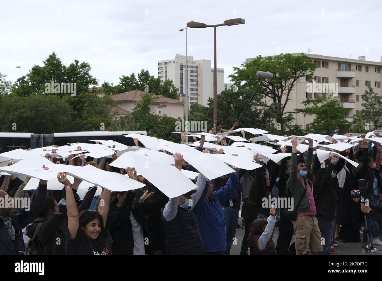 ©Naemie Bourtin / Le Pictorium/MAXPPP - Naemie Bourtin / Le Pictorium - 15/5/2021 - Frankreich / Bouches-du-Rhone / Marseille - L'apres M est un MacDonald transforme en lieu de Distribution de nourriture. CE lieu est l'embleme d'une lutte syndicale dans le secteur de la Restauration rapide pour lutter contre la precarite Social. Manifestation de soutien pour lancer une SCI: La part du peuple / 15/5/2021 - Frankreich / Bouches-du-Rhone / Marseille - das After M ist ein MacDonald's, der in einen Ort der Lebensmittelverteilung verwandelt wurde. Dieser Ort ist das Emblem eines gewerkschaftlichen Kampfes im Fast-Food-Sektor, um einen zu bekämpfen Stockfoto