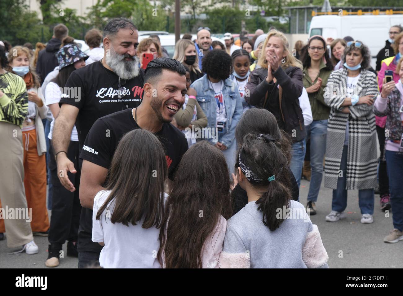 ©Naemie Bourtin / Le Pictorium/MAXPPP - Naemie Bourtin / Le Pictorium - 15/5/2021 - Frankreich / Bouches-du-Rhone / Marseille - L'apres M est un MacDonald transforme en lieu de Distribution de nourriture. CE lieu est l'embleme d'une lutte syndicale dans le secteur de la Restauration rapide pour lutter contre la precarite Social. Manifestation de soutien pour lancer une SCI: La part du peuple / 15/5/2021 - Frankreich / Bouches-du-Rhone / Marseille - das After M ist ein MacDonald's, der in einen Ort der Lebensmittelverteilung verwandelt wurde. Dieser Ort ist das Emblem eines gewerkschaftlichen Kampfes im Fast-Food-Sektor, um einen zu bekämpfen Stockfoto