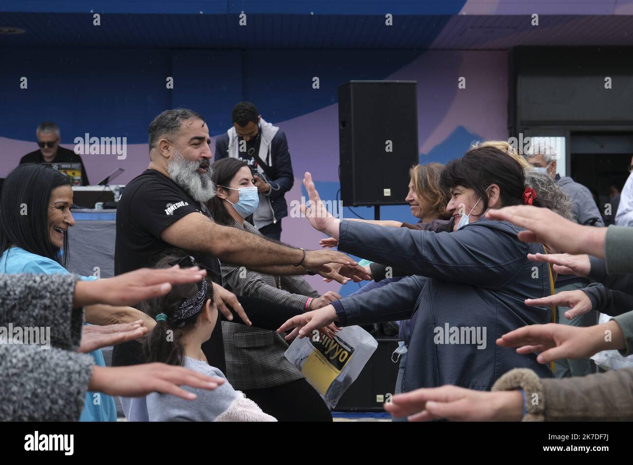 ©Naemie Bourtin / Le Pictorium/MAXPPP - Naemie Bourtin / Le Pictorium - 15/5/2021 - Frankreich / Bouches-du-Rhone / Marseille - L'apres M est un MacDonald transforme en lieu de Distribution de nourriture. CE lieu est l'embleme d'une lutte syndicale dans le secteur de la Restauration rapide pour lutter contre la precarite Social. Manifestation de soutien pour lancer une SCI: La part du peuple / 15/5/2021 - Frankreich / Bouches-du-Rhone / Marseille - das After M ist ein MacDonald's, der in einen Ort der Lebensmittelverteilung verwandelt wurde. Dieser Ort ist das Emblem eines gewerkschaftlichen Kampfes im Fast-Food-Sektor, um einen zu bekämpfen Stockfoto