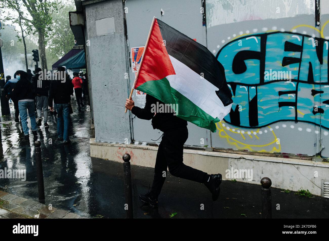 ©Jan Schmidt-Whitley/Le Pictorium/MAXPPP - Jan Schmidt-Whitley/Le Pictorium - 15/05/2021 - Frankreich / Paris / Paris - UN homme Court avec un drapeau palestinien pres de la porte de Cligancourt. En depit de l'Interdiction de la Manifestation par la prefecture de Paris, des Milliers de personnes se sont rassemblees dans les rues de Paris pour montrer leur soutien a Gaza et leur Opposition a la politique israelienne. De nombreux petits groupes de Manifest de sont promenes principalement dans le nord de la capitale. Des heurts ont eu lieu pres de la Porte de Clignancourt. / 15/05/2021 - Frankreich / Stockfoto