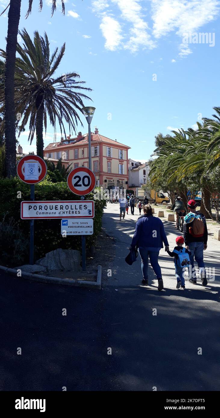 ©B. ROMANKIEWICZ/MAXPPP - 13/05/2021 - ILE DE PORQUEROLLES (VAR) LA SAISON ESTIVALE EST OUVERTE AVEC UN WEEK END PROLONGE PEU APPRES LE DEFINEMENT. LA PLUS GRANDE DES ILES D'-HYERES EST UNE DESTINATION TOURISTIQUE DE CHOIX - Porquerolles Island, im Südosten Frankreichs, mau 13. 2021. Porquerolles ist die größte der drei Inseln des oder im Golf von Hyeres. Porquerolles ist sieben Kilometer lang und 3km Kilometer breit und mit der größten Einwohnerzahl das beliebteste. Stockfoto