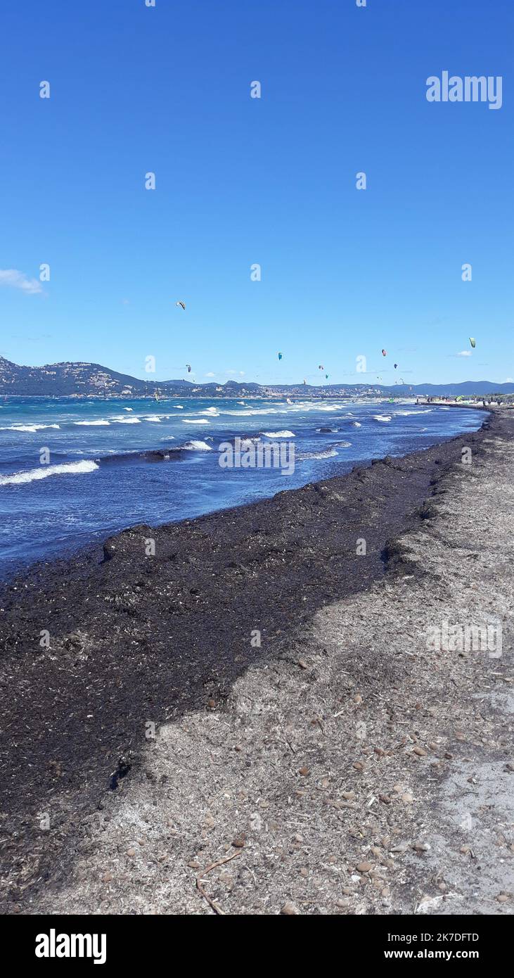 ©B. ROMANKIEWICZ/MAXPPP - 13/05/2021 - PRESQU'ILE DE GIENS (VAR) LA SAISON ESTIVALE EST OUVERTE AVEC UN WEEK END PROLONGE PEU APRES LE DEFINEMENT. Die Halbinsel Giens ist ein abwechslungsreiches Ziel mit Stränden, kleinen Fischerdörfern, einem ausgedehnten Naturschutzgebiet und einem schönen Küstenspaziergang. Es ist auch ein ungewöhnlicher geografischer Ort, einer von einer kleinen Anzahl von Halbinseln, die mit dem Festland verbunden sind, mit zwei Ästen anstelle des üblichen. Stockfoto