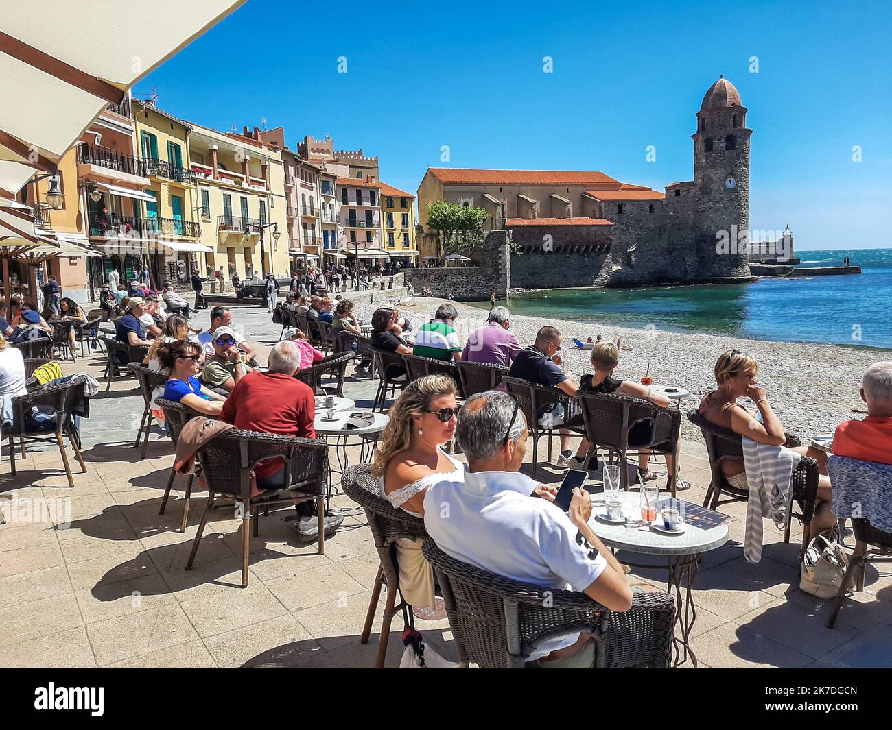 ©Christophe Petit Tesson/MAXPPP - 19/05/2021 ; COLLIOURE ; FRANKREICH - des Clients a table sur la Terrasse d'un Restaurant a Collioure en Occitanie, au Premier jour de la reouverture des Terrasses. A partir du 19 Mai les etablissement de Restauration peuvent accueillir du public en respectant quelques regles de distance et de jauge entre les Clients en Attendant la reouverture complete au mois de Juin. Kunden an einem Tisch auf einer Restaurantterrasse in Collioure, Südfrankreich, am ersten Tag der Wiedereröffnung der Restaurants aufgrund der Linderung der Gesundheitsmaßnahmen gegen die Epidemie von Coronaviru Stockfoto