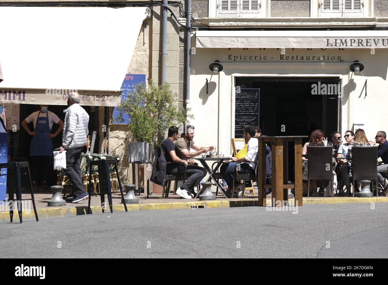 ©Naemie Bourtin / Le Pictorium/MAXPPP - Naemie Bourtin / Le Pictorium - Frankreich / Bouches-du-Rhone / Marseille - Les Terrasses Des Bars et des Restaurants sont bien rempli en ce Premier jours de reouverture avec cependant des mesures sanitaires a Respecter avec un maximum de 6 personnes par table / Frankreich / Bouches-du-Rhone / Marseille - die Terrassen der Bars und Restaurants sind an diesem ersten Tag der Wiedereröffnung gut gefüllt, jedoch müssen die sanitären Maßnahmen eingehalten werden Maximal 6 Personen pro Tisch Stockfoto