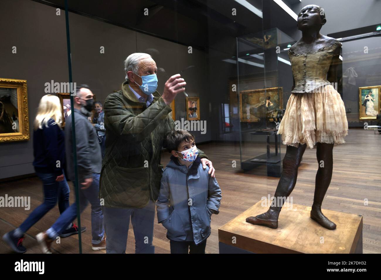 ©PHOTOPQR/LE PARISIEN/Delphine Goldsztejn ; Paris ; 19/05/2021 ; Les musées et Monuments ouverts à Paris et en Province le 19 Mai CE mercredi 19 Mai 2021, les musées et Monuments de France, tout comme les salles de cinéma et de Théâtre, vont pouvoir rouvrir leurs portes, avec un couvre-feu décalé à 21 heures. CES établissements culturels devront toutefois respecter une jauge réduite, de 8 m² par visiteur. La plupart des visites se feront uniquement sur réservation. Réouverture du Musée d'Orsay Musée d'Orsay 1 Rue de la Légion d'Honneur, 75007 Paris Le 19/05/2021 Foto : Delphine Goldsztejn - Stockfoto