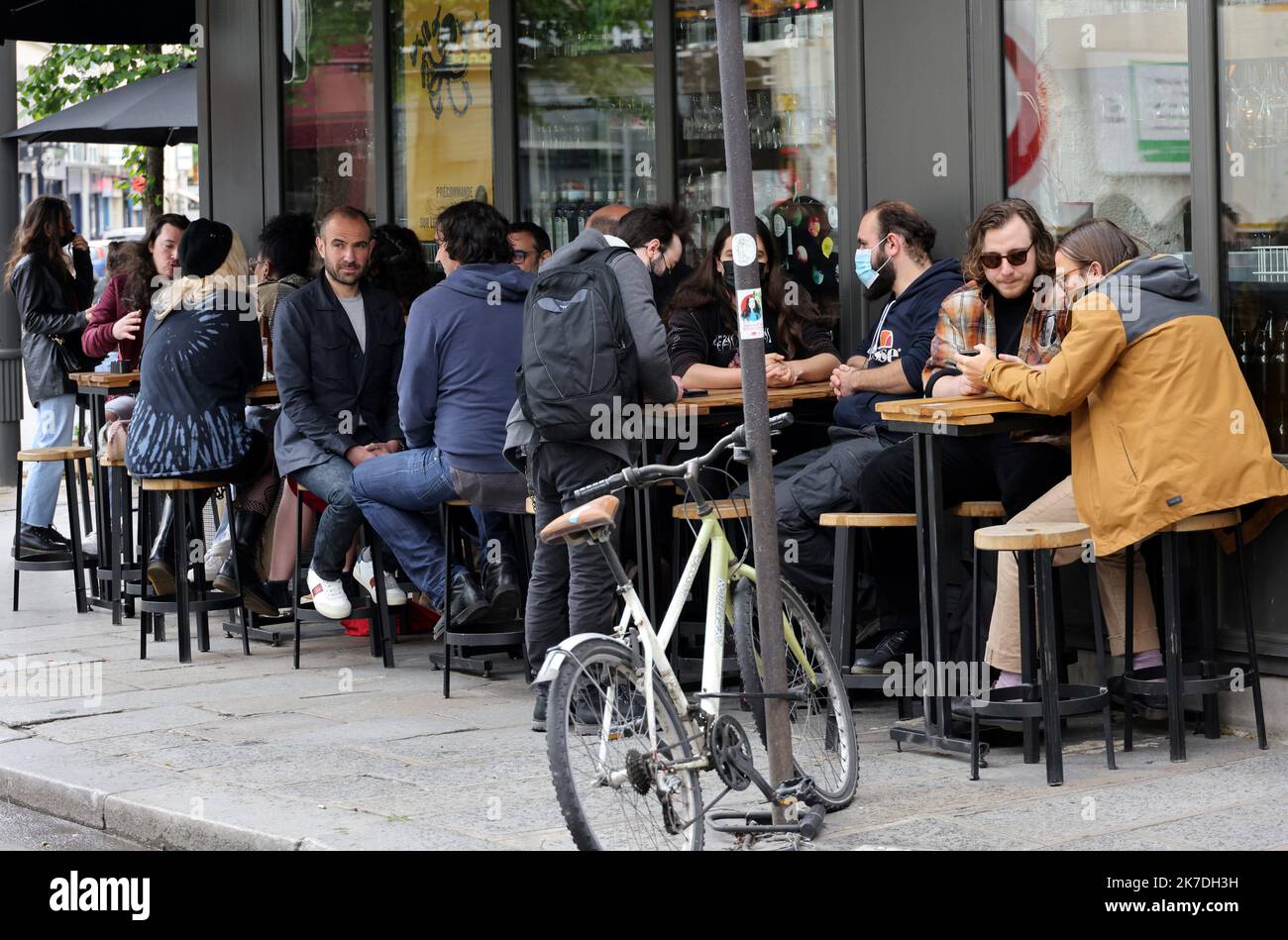 ©PHOTOPQR/LE PARISIEN/Delphine Goldsztejn ; Paris ; 19/05/2021 ; Après plus de Six mois de fermeture liée à l'épidémie de Covid-19, les Bars et Restaurants rouvrent leurs Terrasses ce mercredi 19 Mai . Paris 11ème Le 19/05/2021 Foto : Delphine Goldsztejn Frankreich, Mai 19. 2021 Wiedereröffnung der Café-Terrassen nach langen Monaten der Beschränkung Stockfoto