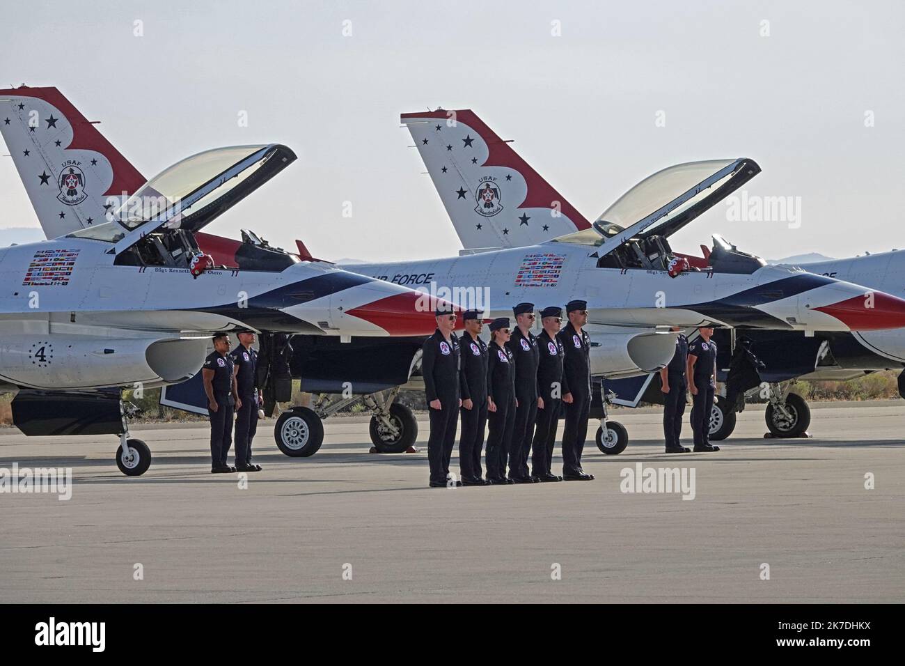 Edwards AFB, CA / USA - 15. Oktober 2022: United States Air Force (USAF) Thunderbirds-Piloten standen nach einem erfolgreichen Flug vor Zuschauern. Stockfoto