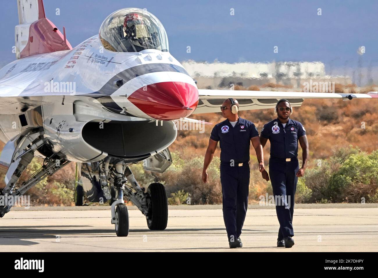 Edwards AFB, California / USA - 15. Oktober 2022: Ein Fluggeschwader der United States Air Force (USAF) Thunderbirds und eine Bodenbesatzung werden gezeigt. Stockfoto