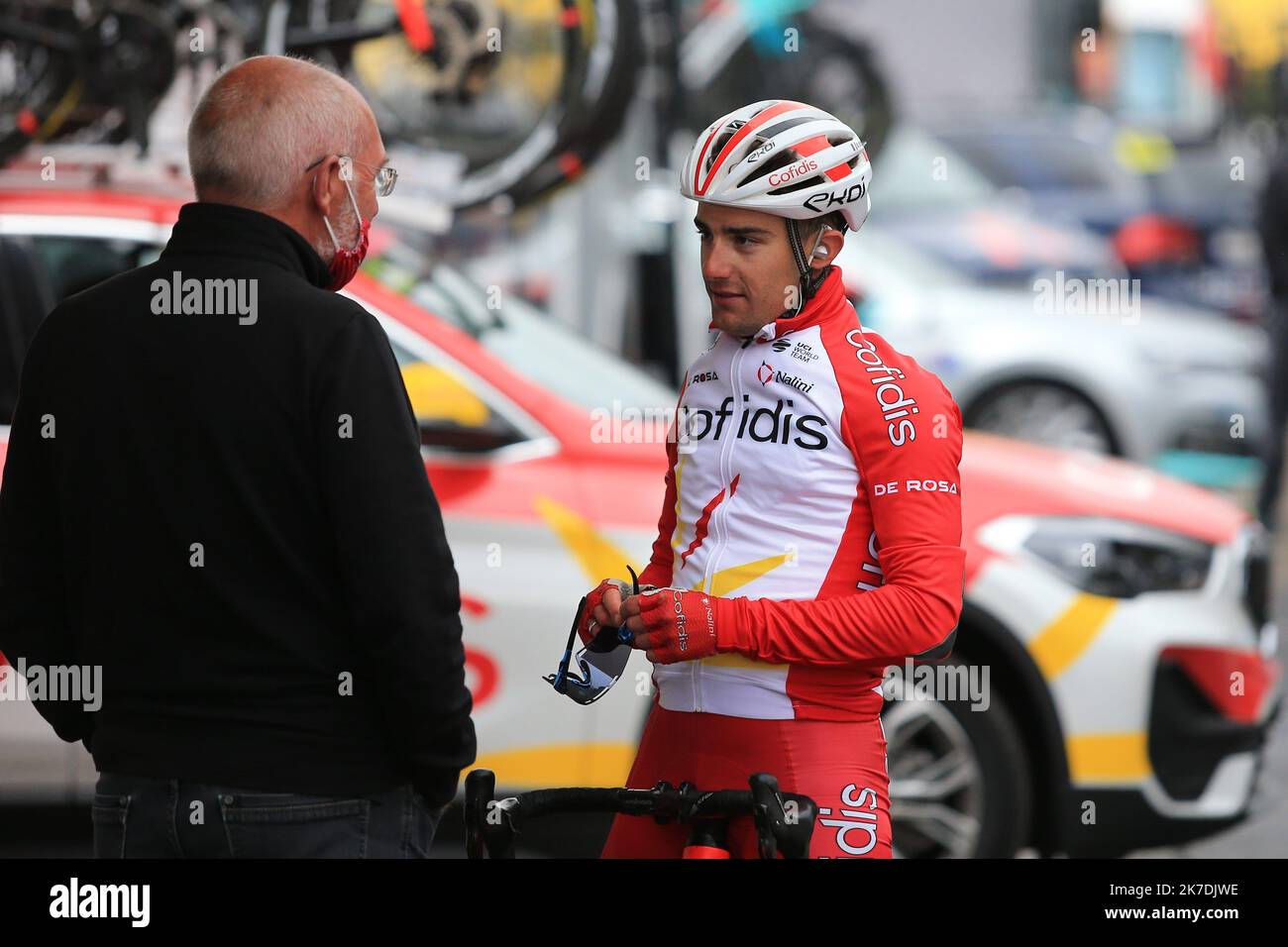 ©Pierre Teyssot/MAXPPP ; Giro d'Italia - Radtour durch Italien 2021 unter der Covid-19 Pandemie. Etappe 14 Cittadella Monte Zoncolan. In Aktion am 22/05/2021 in Sutrio, Italien. Remy Rochas (FRA) Cofidis spricht mit seinen Mitarbeitern. © Pierre Teyssot/Maxppp Stockfoto