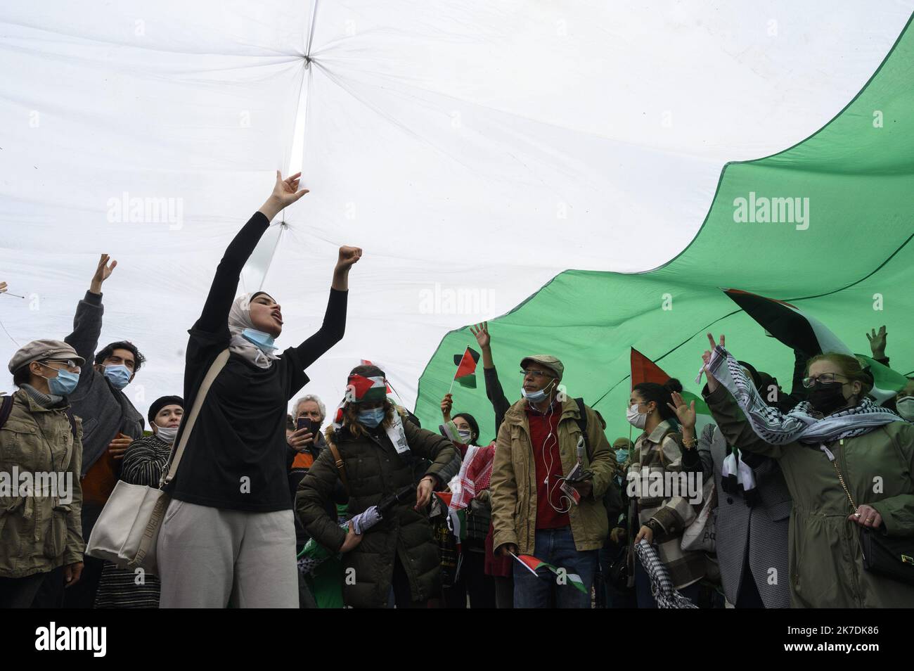 ©Julien Mattia / Le Pictorium/MAXPPP - Julien Mattia / Le Pictorium - 22/5/2021 - Frankreich / Ile-de-France / Paris - des Manifests pro-Palestiniens s'abritent de la pluie sous le drapeau geant de la Palestine lors de la Manifestation sur la Place de la Republique a Paris, le 22 Mai 2021 / 22/5/2021 - Frankreich / Ile-de-France (Region) / Paris - Pro-palästinensische Demonstranten schützen sich vor dem Regen unter der riesigen Flagge Palästinas während der Demonstration auf dem Place de la Republique in Paris am 22. Mai 2021 Stockfoto