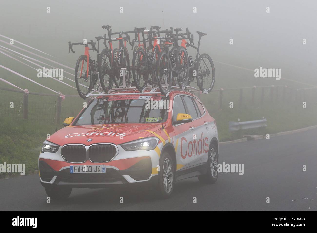 ©Pierre Teyssot/MAXPPP ; Giro d'Italia - Radtour durch Italien 2021 unter der Covid-19 Pandemie. Etappe 14 Cittadella Monte Zoncolan. In Aktion ein Cofidis Auto am 22/05/2021 in Sutrio, Italien. © Pierre Teyssot/Maxppp Stockfoto