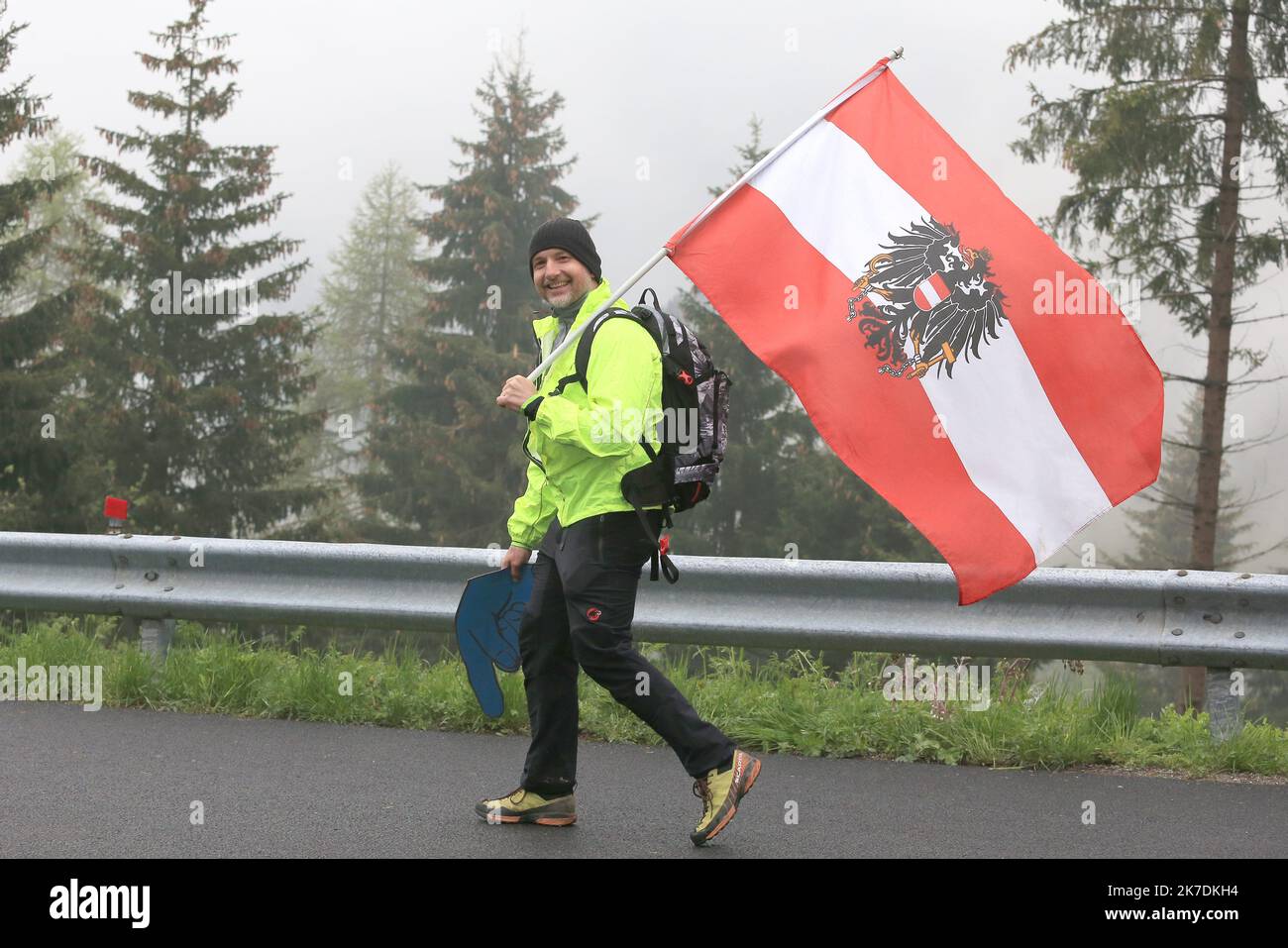 ©Pierre Teyssot/MAXPPP ; Giro d'Italia - Radtour durch Italien 2021 unter der Covid-19 Pandemie. Etappe 14 Cittadella Monte Zoncolan. In Aktion ein österreichischer Fan mit einer Flagge am 22/05/2021 in Sutrio, Italien. © Pierre Teyssot/Maxppp Stockfoto