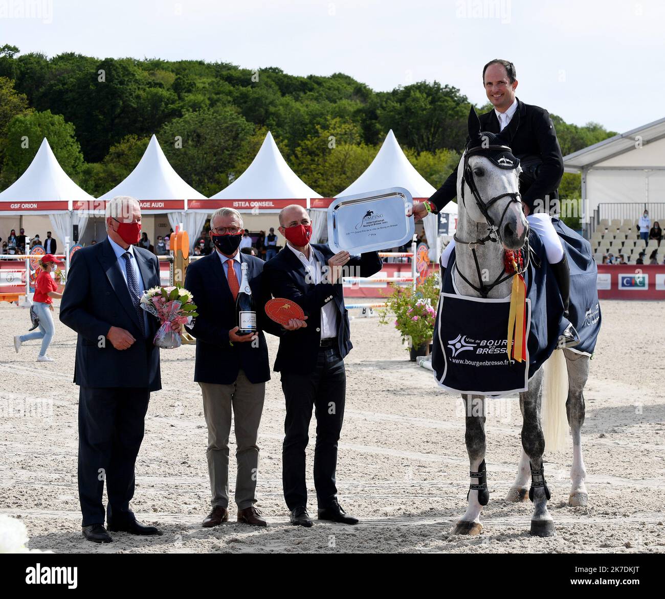 ©PHOTOPQR/LE PROGRES/Catherine AULAZ - Bourg-en-Bresse 23/05/2021 - CSI 4* Jumping international - 23 Mai 2021 -CSI4*/Jumping international de Bourg-en-Bresse (Ain). Grand prix - Ville de Bourg-en-Bresse, Qualificatif pour les J.O. de Tokyo. Dimanche 23 Mai 2021. Le vainqueur de l'édition 2021, Bernardo Cardoso de Resende Alves (Brésil) avec El Torreo de Muze. Le Plateau d'argent lui est remis par Jean-François Debat, le maire de Bourg-en-Bresse (Ain/Frankreich). - Bourg en Bresse International Jumping Qualifying für die Olympischen Spiele in Tokio. Stockfoto