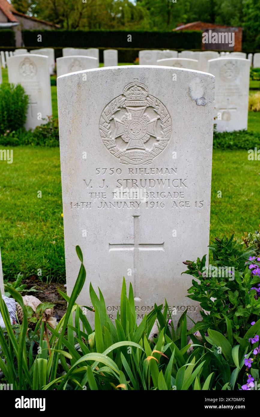 ©Arnaud BEINAT/Maxppp. 2021/05/24, Essex Farm Cemetery, Flandres, Belgique. La tombe du soldat Valentine Joe Strudwick qui s'est Engage à 14 ans en falsifiant son âge. Il a été tué le 14 janvier 1916. Stockfoto