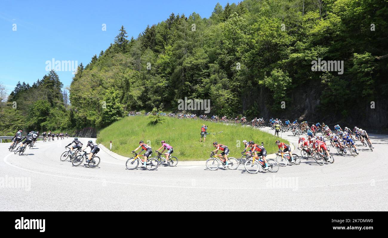 ©Pierre Teyssot/MAXPPP ; Giro d'Italia - Radtour durch Italien 2021 unter der Covid-19 Pandemie. Etappe 17 Canazei - Sega di Ala. Radfahrer in Aktion auf der Abfahrt nach Baselga di Pine bei Valle am 26/05/2021 in Baselga di Pine, Italien. Das Feld auf der Abfahrt in einer Kurve. © Pierre Teyssot/Maxppp Stockfoto