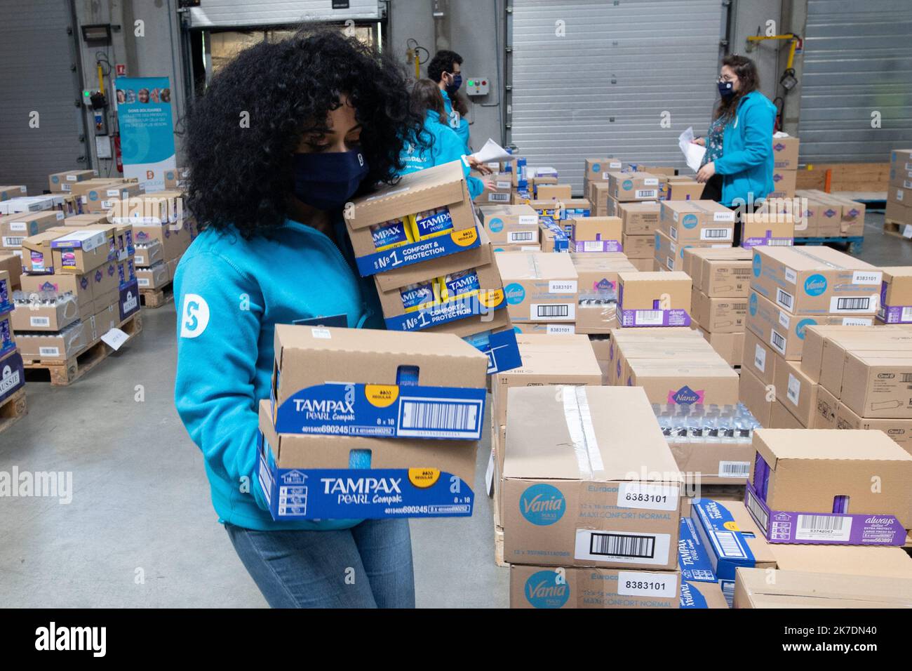 @ Pool/Raphael Lafargue/Maxppp, Frankreich, Paris, 2021/05/27 Dons Solidaires arbeitet ehrenamtlich im Logistiklager XPO in Tigery bei Paris und liefert am 27. Mai 2021 gemeinsam mit dem Verein Dons Solidaires Hygieneprodukte für Frauen, um die Armut in dieser Zeit zu bekämpfen Stockfoto