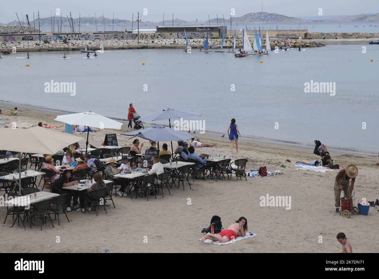 ©Naemie Bourtin / Le Pictorium/MAXPPP - Naemie Bourtin / Le Pictorium - Frankreich / Bouches-du-Rhone / Marseille - Depuis la reouverture des Terrasses, les Restaurants croulent sous les demandes. C'est pourquoi, ici, sur la Plage de la pointe Rouge, plusieurs Restaurants se sont permis d'agrandir leurs Terrasses sur la Plage. / Frankreich / Bouches-du-Rhone / Marseille - seit der Wiedereröffnung der Terrassen sind die Restaurants mit Anfragen überfordert. Deshalb haben sich hier am Strand von Pointe Rouge mehrere Restaurants erlaubt, ihre Terrassen am Strand zu erweitern. Stockfoto