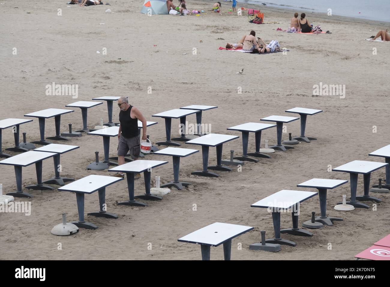 ©Naemie Bourtin / Le Pictorium/MAXPPP - Naemie Bourtin / Le Pictorium - Frankreich / Bouches-du-Rhone / Marseille - Depuis la reouverture des Terrasses, les Restaurants croulent sous les demandes. C'est pourquoi, ici, sur la Plage de la pointe Rouge, plusieurs Restaurants se sont permis d'agrandir leurs Terrasses sur la Plage. / Frankreich / Bouches-du-Rhone / Marseille - seit der Wiedereröffnung der Terrassen sind die Restaurants mit Anfragen überfordert. Deshalb haben sich hier am Strand von Pointe Rouge mehrere Restaurants erlaubt, ihre Terrassen am Strand zu erweitern. Stockfoto