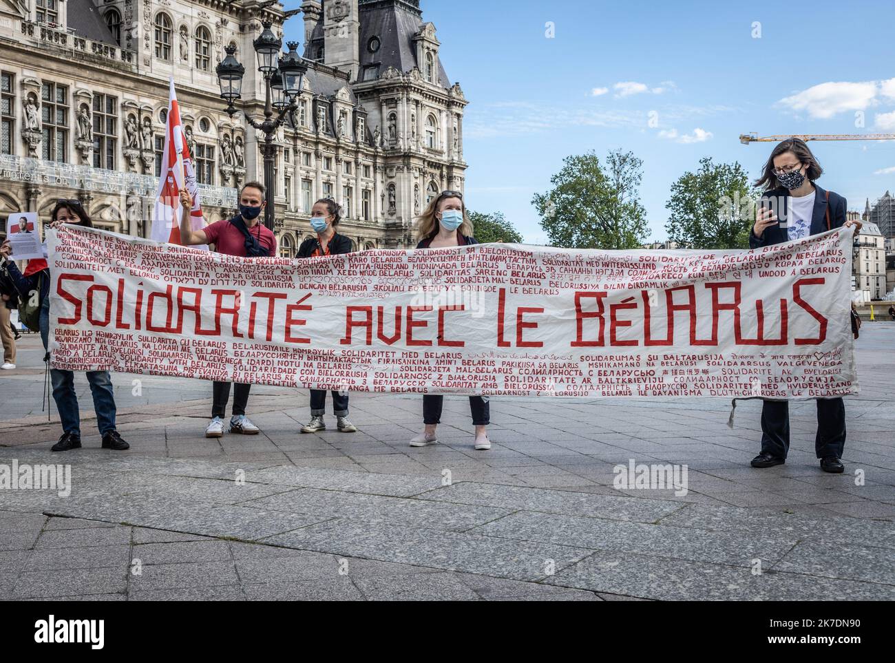 ©Sadak Souici / Le Pictorium/MAXPPP - Sadak Souici / Le Pictorium - 28/5/2021 - Frankreich / Ile-de-France / Paris - plusieurs personnes se sont rassembles devant l'Hotel de ville de Paris en soutien au militant bielorusse Roman Protassevitch. / 28/5/2021 - Frankreich / Ile-de-France (Region) / Paris - mehrere Menschen versammelten sich vor dem Pariser Rathaus zur Unterstützung des weißrussischen Aktivisten Roman Protassevitch. Stockfoto