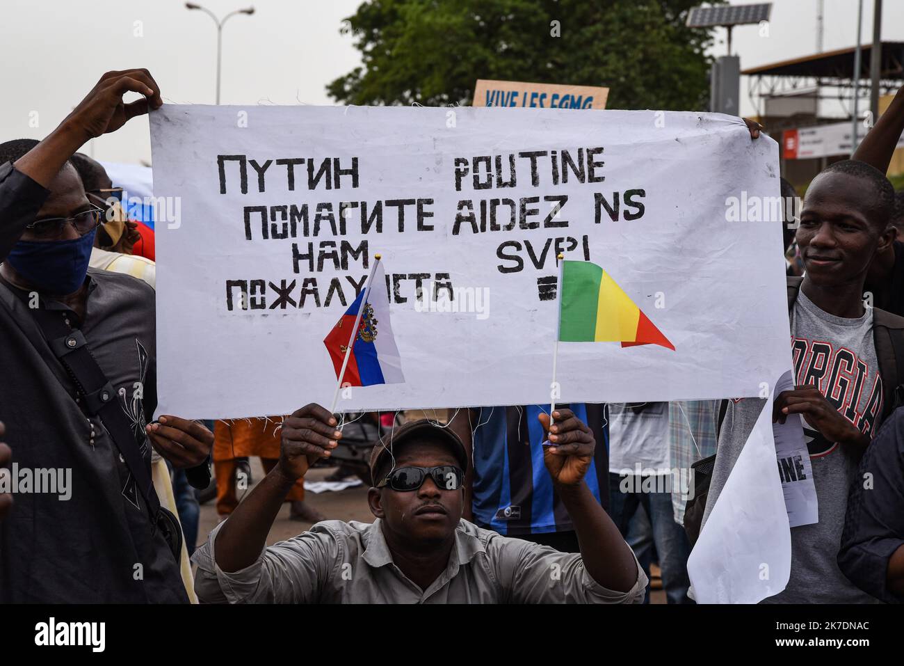 ©Nicolas Remene / Le Pictorium/MAXPPP - Nicolas Remene / Le Pictorium - 28/5/2021 - Mali / District de Bamako / Bamako - UN groupe de la Federation des veuves militaires et paramilitaires du Mali manifest leur soutien aux Fama lors de la Manifestation cet apres Midi. Environ 200 a 300 personnes se sont mobilizees ce vendredi apres-Midi sur la place de l'Independence a Bamako, Lors d'une Manifestation en soutien aux forces Armees Maliennes (Fama) et en faveur d'une cooperation entre le Mali et la Russie au depend de la politique Francaise actuelle et de la Force Barkhane. Cette Manifestation Stockfoto