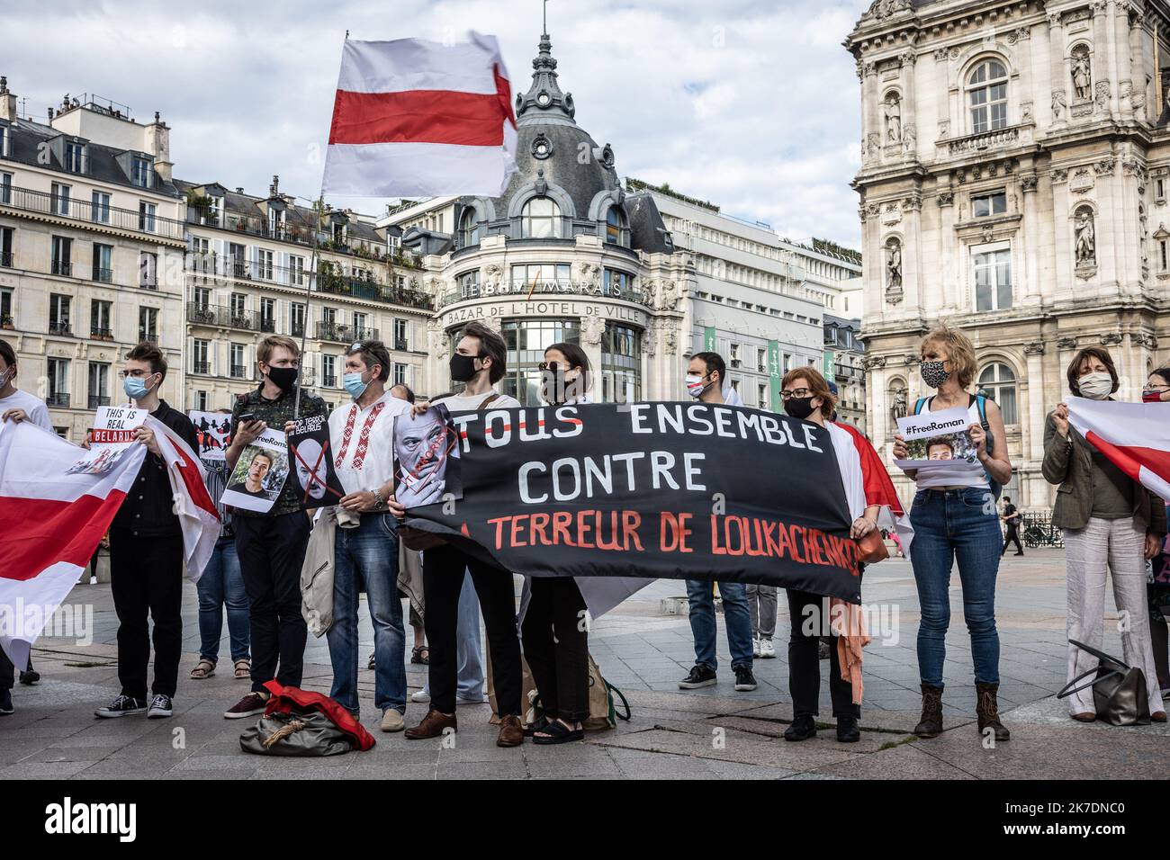 ©Sadak Souici / Le Pictorium/MAXPPP - Sadak Souici / Le Pictorium - 28/5/2021 - Frankreich / Ile-de-France / Paris - plusieurs personnes se sont rassembles devant l'Hotel de ville de Paris en soutien au militant bielorusse Roman Protassevitch. / 28/5/2021 - Frankreich / Ile-de-France (Region) / Paris - mehrere Menschen versammelten sich vor dem Pariser Rathaus zur Unterstützung des weißrussischen Aktivisten Roman Protassevitch. Stockfoto