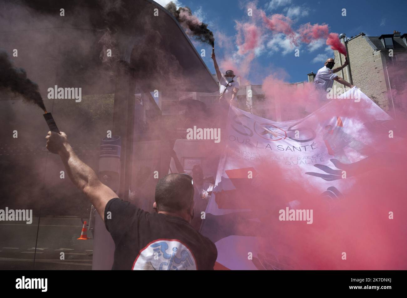 ©Julien Mattia / Le Pictorium/MAXPPP - Julien Mattia / Le Pictorium - 29/5/2021 - Frankreich / Ile-de-France / Paris - A l'Appel du Collectif Inter-Hopitaux, une centaines de soignants s'etaient rassembles pour la journee International SOS Sante, devant l'hopital de la Salle Petriere, Pour demander plus de moyen Suite a la crise du Covid-19, a Paris, le 29 Mai 2021 / 29/5/2021 - Frankreich / Ile-de-France (Region) / Paris - auf den Aufruf des Collectif Inter-Hopitaux versammelten sich Hunderte von Pflegekräften zum Internationalen SOS-Gesundheitstag, Vor dem Krankenhaus Salle Petriere, um mehr Mittel für fragen Stockfoto