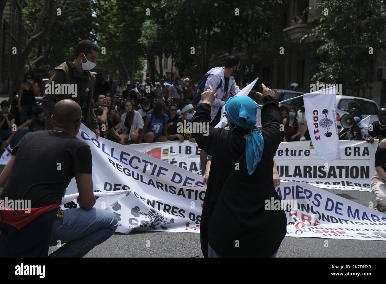 ©Naemie Bourtin / Le Pictorium/MAXPPP - Naemie Bourtin / Le Pictorium - Frankreich / Bouches-du-Rhone / Marseille - Lutte contre les Centre de retentions. Les Manifestants reclament la fermeture des CRA (Centre de Retention Administratifs) ainsi que l'acces a un logement digne pour tous et toutes. / Frankreich / Bouches-du-Rhone / Marseille - Kampf gegen Haftanstalten. Die Demonstranten fordern die Schließung des CRA (Centre de Retention Administratifs) sowie den Zugang zu menschenwürdiger Wohnung für alle. Stockfoto