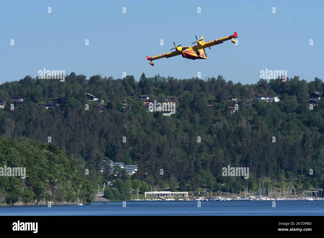 ©PHOTOPQR/LE PROGRES/Philippe TRIAS - 31/05/2021 - Exercice feu de forêt, Maisod, 31 Mai 2021. -Exercice de feu de forêt avec l'appui d'un bombardier d'Eau Canadair sur la Zone de Maisod et le lac de Vouglans. Le bombardier d'Eau Canadair en peine manœuvre d'écopage, sur le lac de Vouglans, face à la base nautique de Bellecin. - 2021/05/31. Waldbrandübung mit Unterstützung eines Canadair-Wasserbombers Stockfoto