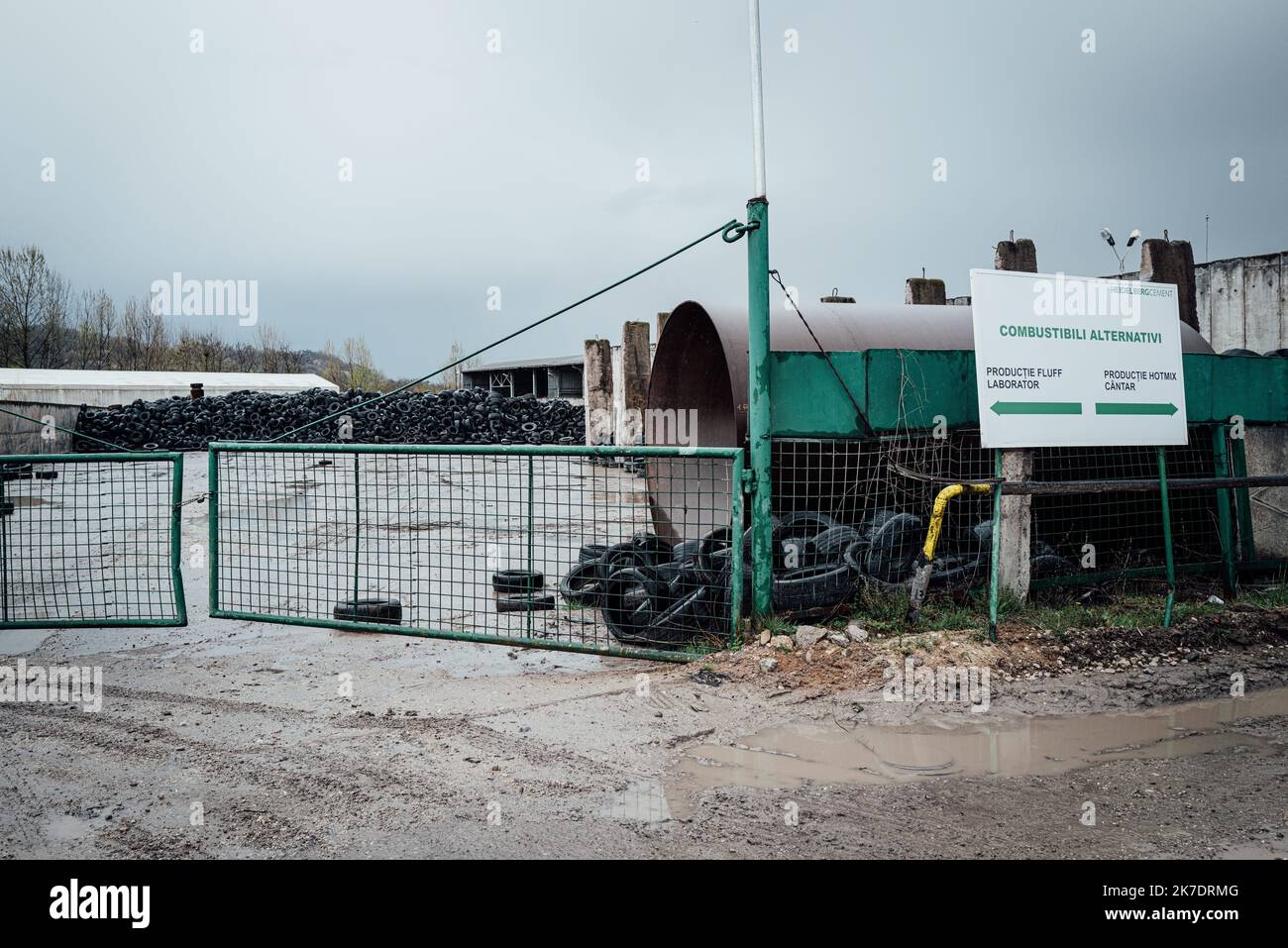 ©Adrien Vautier / Le Pictorium/MAXPPP - Adrien Vautier / Le Pictorium - 20/04/2021 - Rumanie / Fieni - Fieni le 19 avril. La Reserve de pneus servant de combustible -alternatif- au charbon. Pour chauffeur les fours des usines, des dechets de tous types sont meles au charbon et brules. Certains sont roumains, d'autres viennent d'Europe de l'Ouest. Tous alimentent la Pollution don't souffre les Riverains. / 20/04/2021 - Rumänien / ? Fieni ? - Fieni am 19. April. Die Reserve von Reifen wird als Kraftstoff -alternativ- zu Kohle verwendet. Um die Öfen der Fabriken zu heizen, werden alle Arten von Abfällen mit coa vermischt Stockfoto