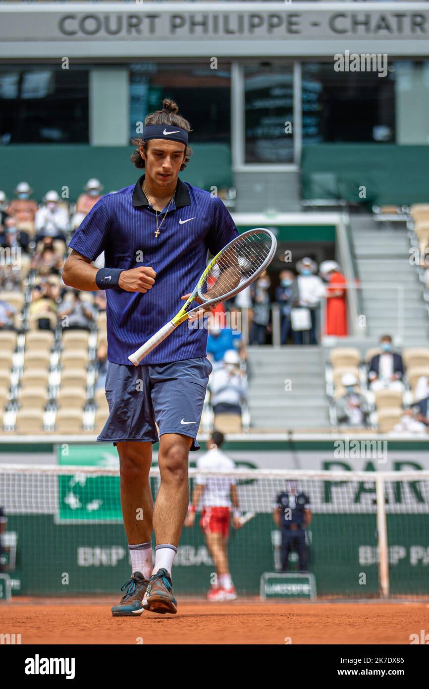 Aurelien Morissard / IP3 ; der Italiener Lorenzo MUSETTI reagiert während der Männer-Single gegen den serbischen Novak DJOKOVIC bei der vierten Runde des French Open-Tennisturniers in Roland Garros in Paris, Frankreich, am 7. Juni 2021. Stockfoto