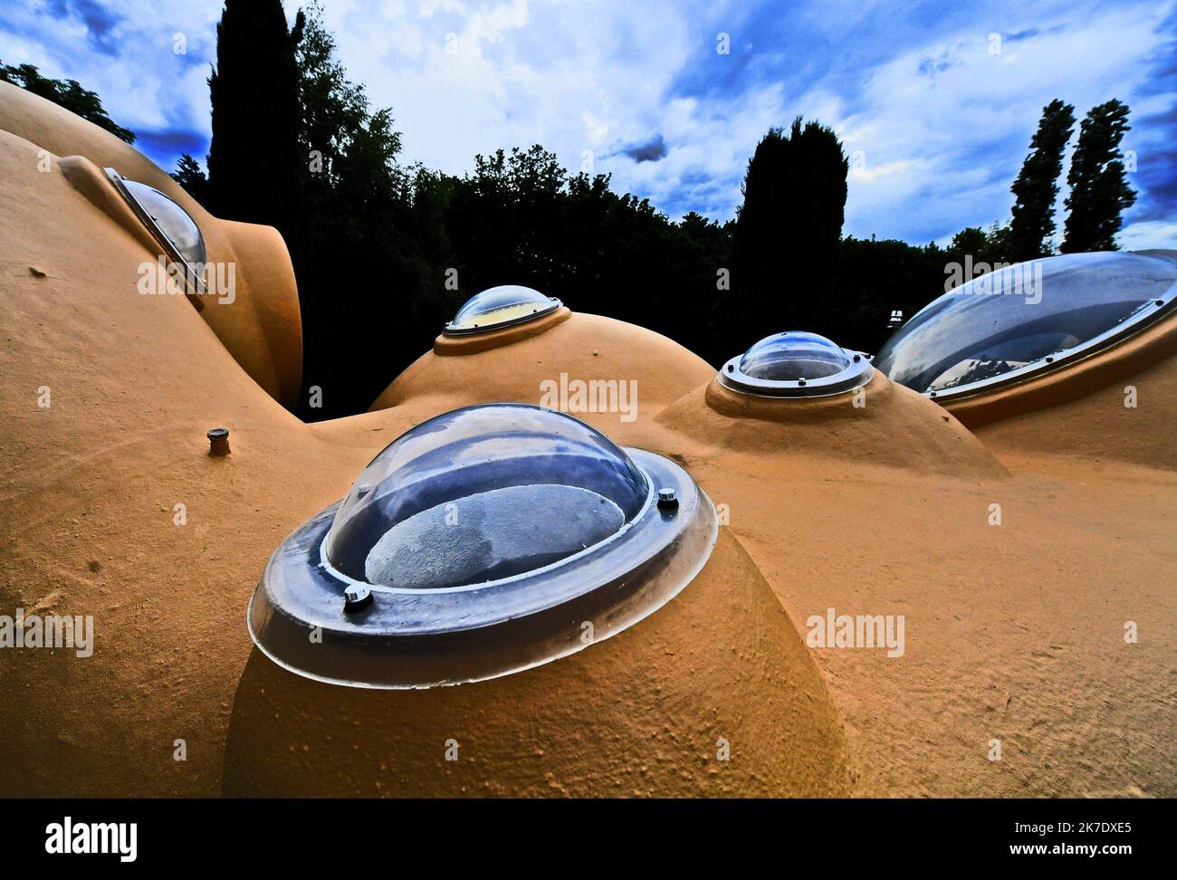 ©PHOTOPQR/LE PROGRES/Richard MOUILLAUD - Fontaines-sur-Saône 04/06/2021 Maison bulle de Antti Lovag -à vendre, une maison bulle d’Antti Lovag Inscrite au titer des Monuments historiques depuis 2017, cette maison, édifiée à Fontaines-sur-Saône près de Lyon, est l’œuvre d’principti de Lovag, aux l’architecles en de France Qui s’est notamment fait connaître avec son Palais Bulle racheté en 1992 par Pierre Cardin. Nichts dans un écrin de Verdure, cette demeure insolite prend la forme d’une vaste Grappe de bulles. Sur une surface totale de 350 m², elle accueille une entrée, Stockfoto