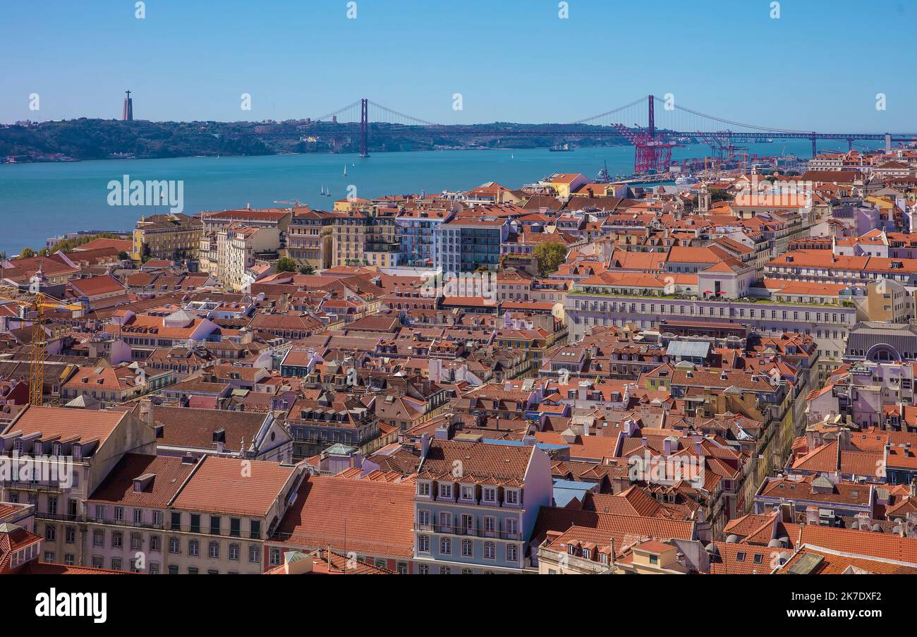 Lissabon, Portugal Dächer, Fluss Tejo und Ponte 25 de Abril Hängebrücke in Panoramablick von Castelo Sao Jorge Stockfoto