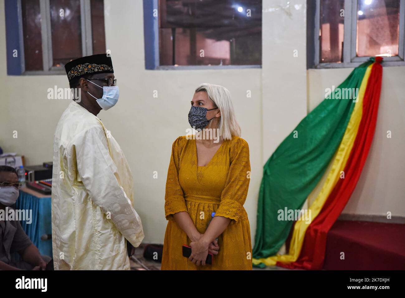 ©Nicolas Remene / Le Pictorium/MAXPPP - Nicolas Remene / Le Pictorium - 08/06/2021 - Mali / District de Bamako / Bamako - La compagne d'Olivier Dubois, Deborah Al Hawi Al Masri (ein Droite), Discute avec Tiebile Drame, homme politique malien, Journaliste et ancien -prisonnier d'opinion- ayant travaille pendant plusieurs annees au Secretariat International d'Amnesty International a Londres et qui est venu au rassemblement de Soutien Suite a l'enlevement du journaliste Olivier Dubois le 8 avril dernier a Gao au Mali. Environ 70 personnes etaient presents ce lundi 8 juin a la Maison de la Presse a Stockfoto