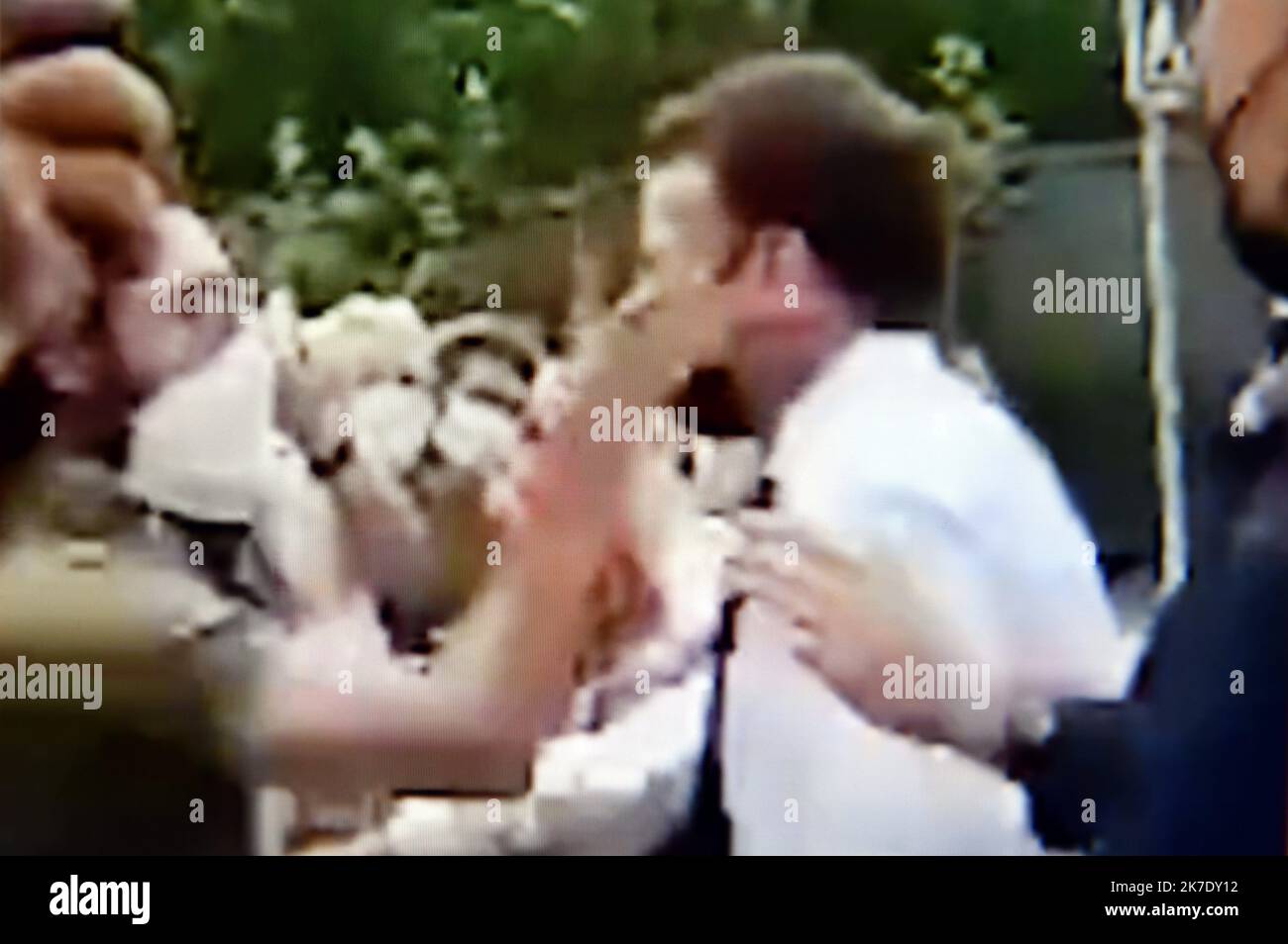 ©PHOTOPQR/L'EST REPUBLICAIN/ALEXANDRE MARCHI ; NANCY ; 08/06/2021 ; POLITIQUE - AGRESSION - MACRON - GIFLE. Nancy 8 juin 2021. UN homme a tenté de gifler le président de la République, Emmanuel MACRON, lors d'un déplacement à Tain-l'Hermitage. Deux personnes Damien T. et Arthur C., originaires de la commune de Saint-Vallier, ont été interpellées. FOTOAUFNAHME D'ECRAN Alexandre MARCHI (d'après la vidéo Twitter @AlexpLille). Tain l'Hermitage, Frankreich, juni 8. 2021. Der französische Präsident besucht die FNB-Schule. Er wurde von einem Mann in der Menge geschlagen Stockfoto