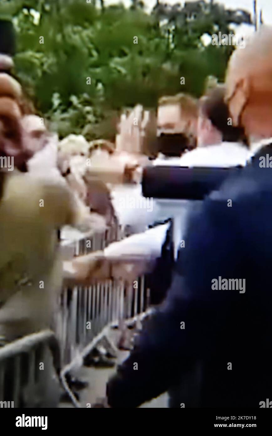©PHOTOPQR/L'EST REPUBLICAIN/ALEXANDRE MARCHI ; NANCY ; 08/06/2021 ; POLITIQUE - AGRESSION - MACRON - GIFLE. Nancy 8 juin 2021. UN homme a tenté de gifler le président de la République, Emmanuel MACRON, lors d'un déplacement à Tain-l'Hermitage. Deux personnes Damien T. et Arthur C., originaires de la commune de Saint-Vallier, ont été interpellées. FOTOAUFNAHME D'ECRAN Alexandre MARCHI (d'après la vidéo Twitter @AlexpLille). Tain l'Hermitage, Frankreich, juni 8. 2021. Der französische Präsident besucht die FNB-Schule. Er wurde von einem Mann in der Menge geschlagen Stockfoto